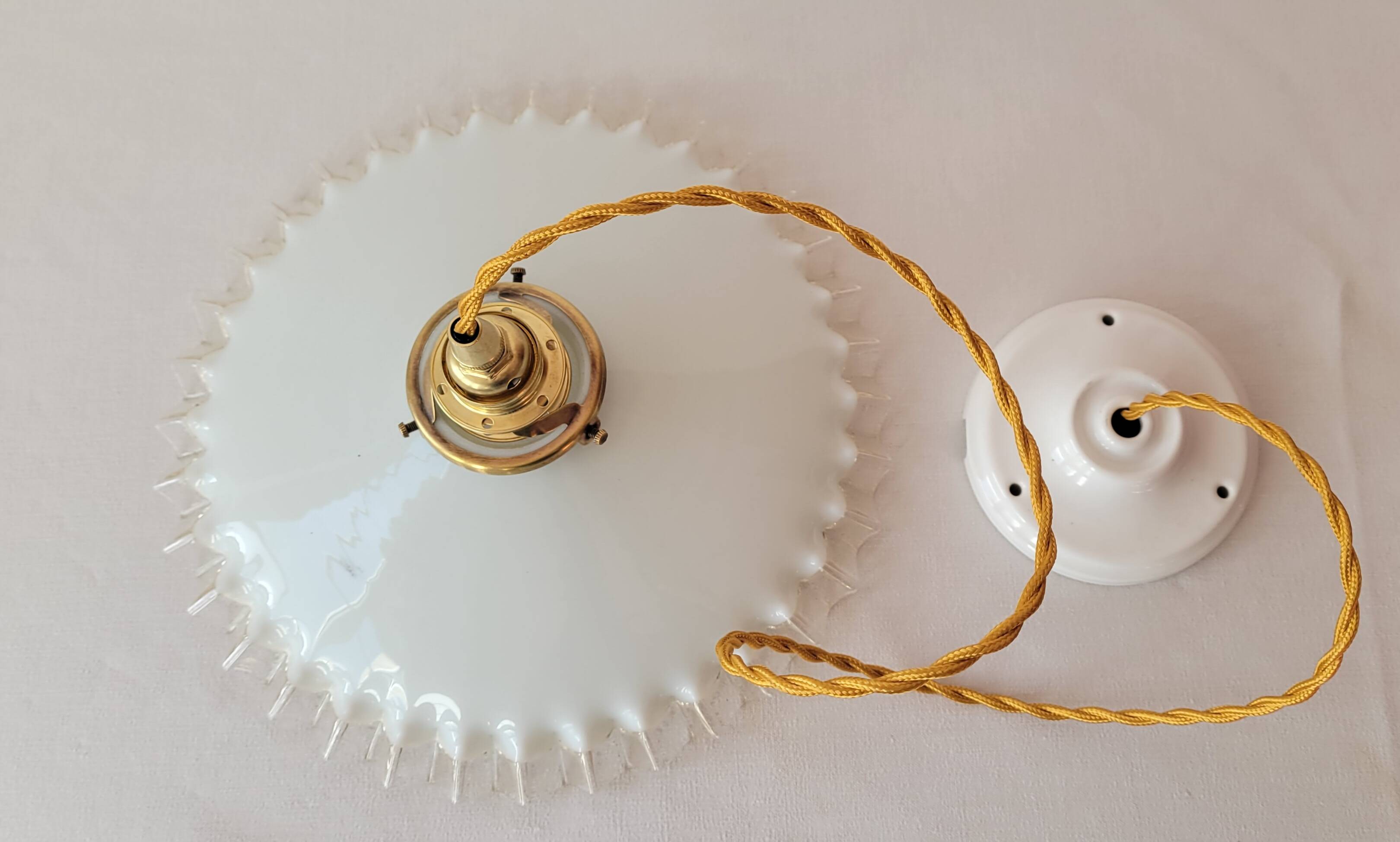 Suspension en opaline dentelée