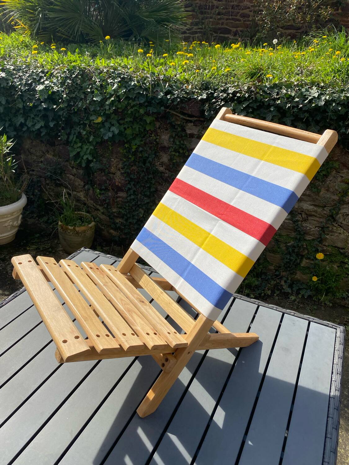 Folding chair in wood and striped fabric