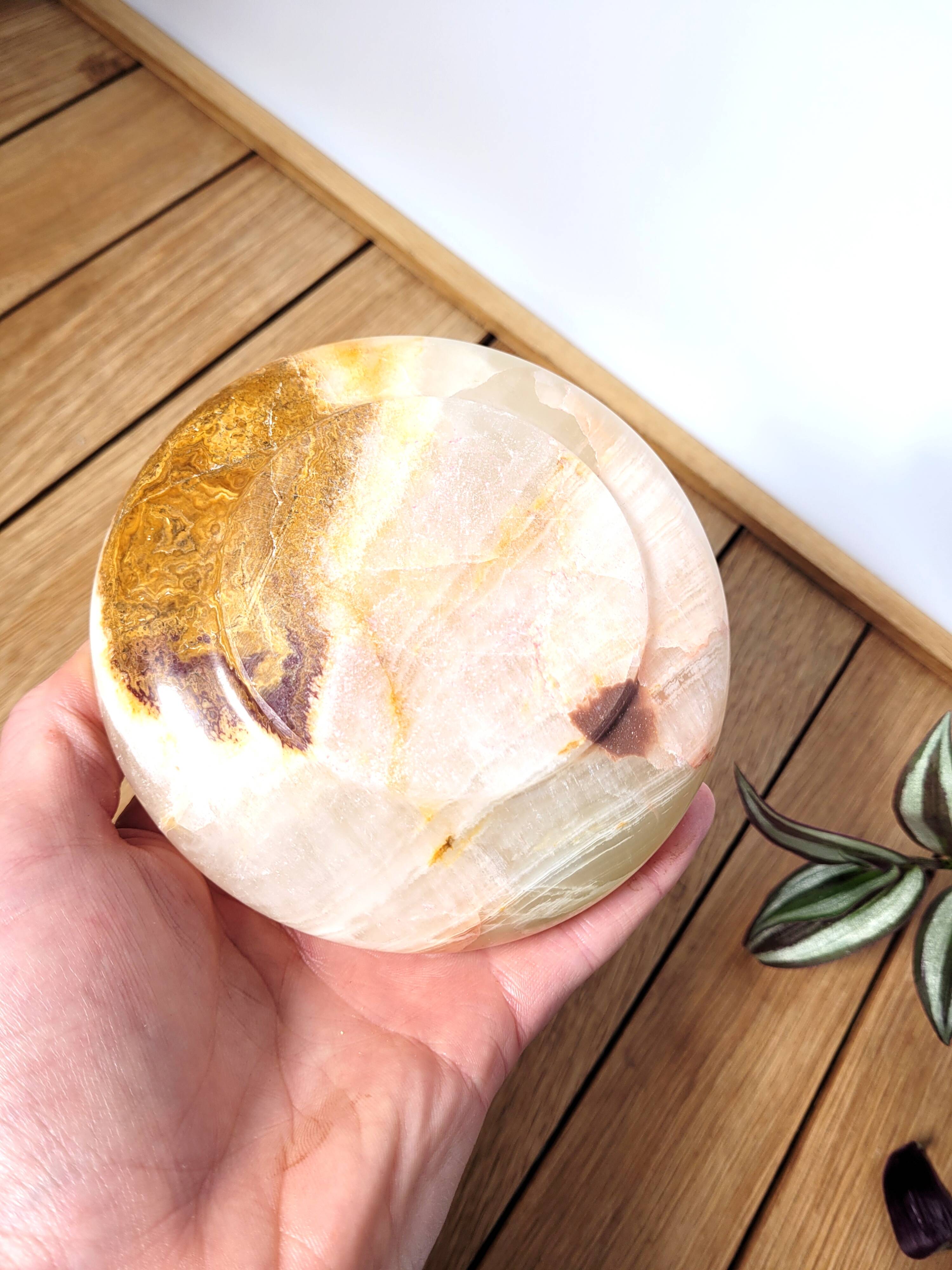 Ashtray or empty pocket in cream onyx stone