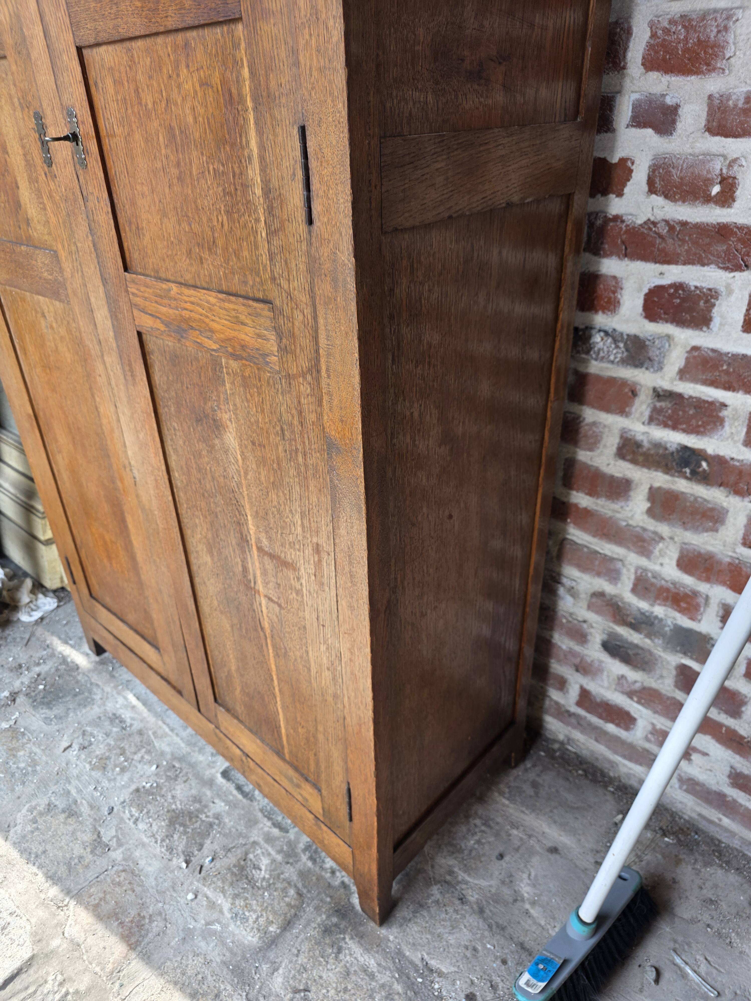 Armoire parisienne ancienne en chêne