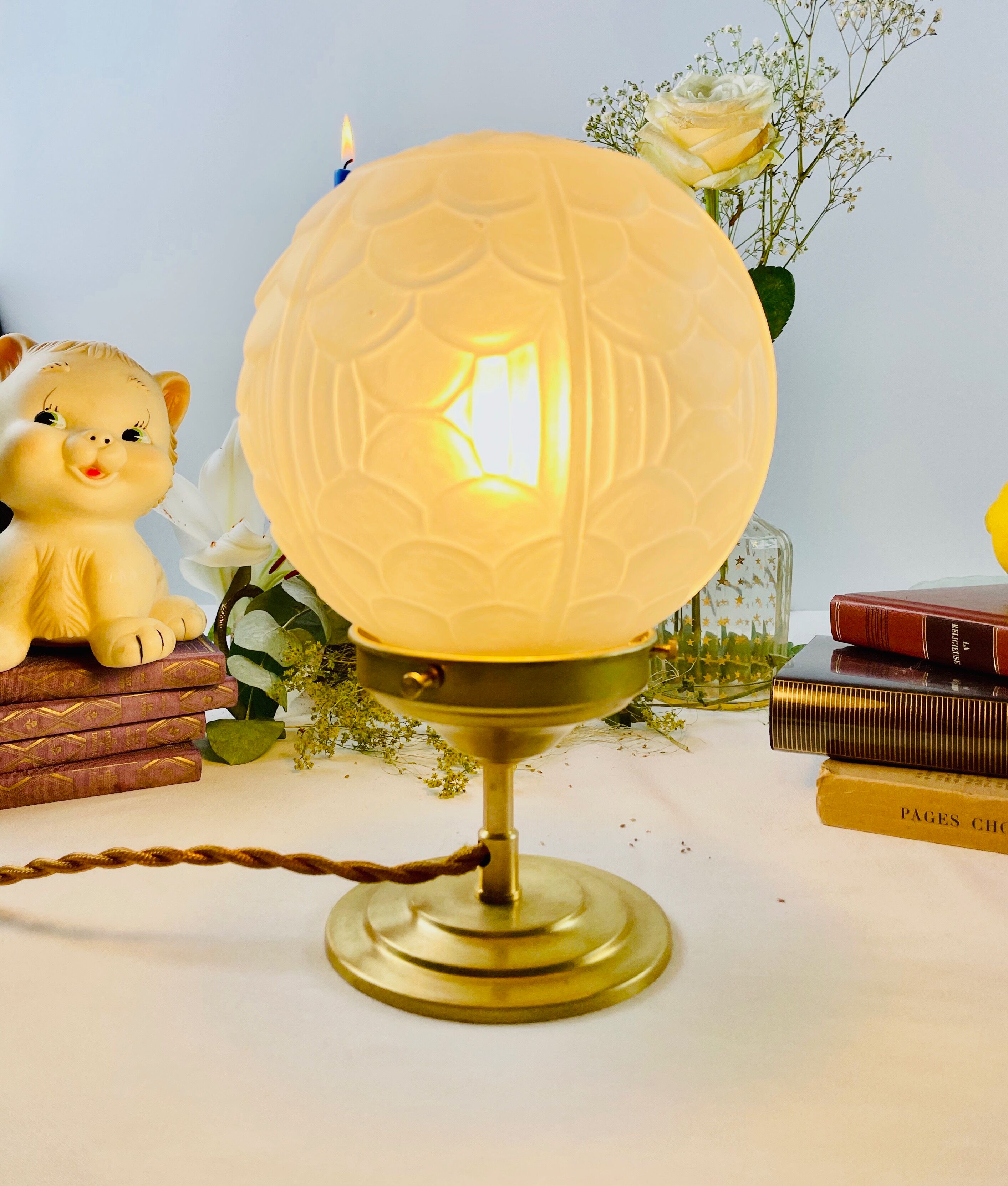 Art Deco white frosted globe table lamp - Year 40