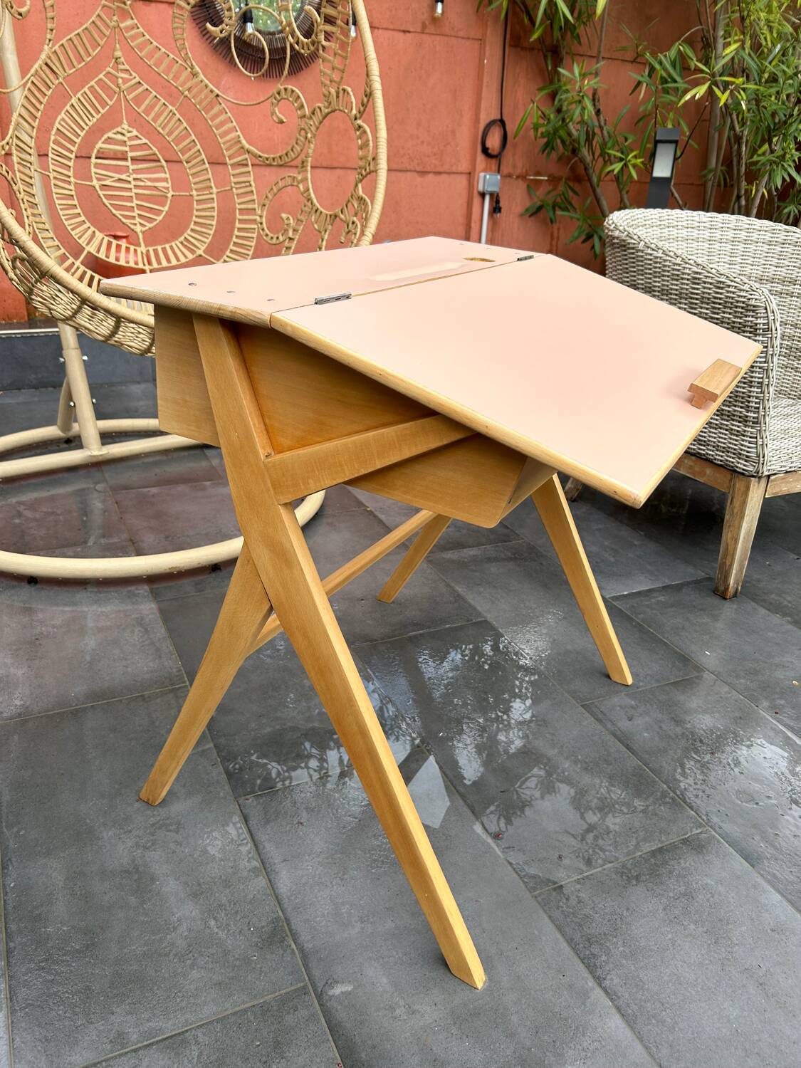 Children's desk with compass legs