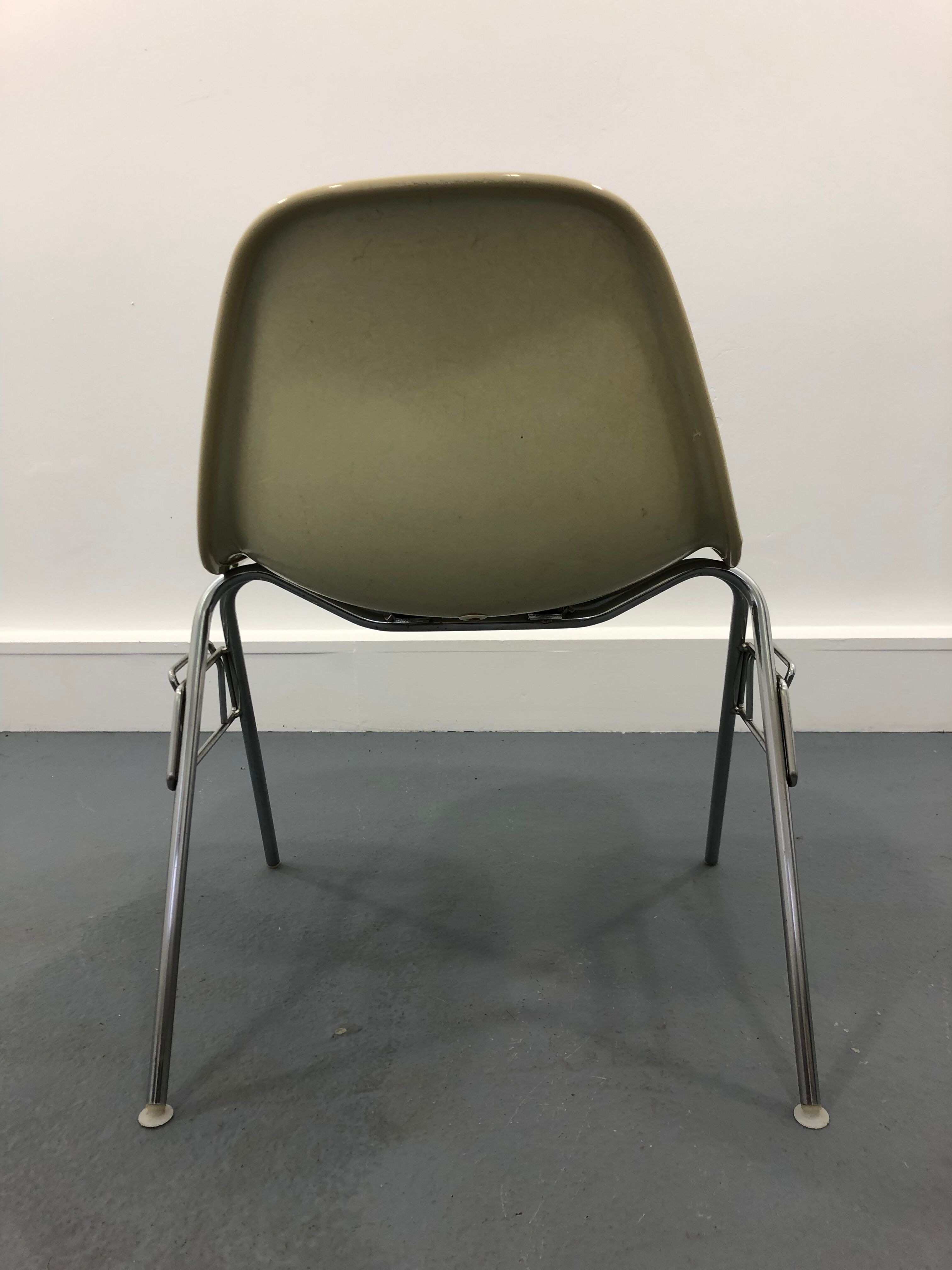 Chaise en fibre de verre par Charles & Ray Eames pour Vitra, années 1960