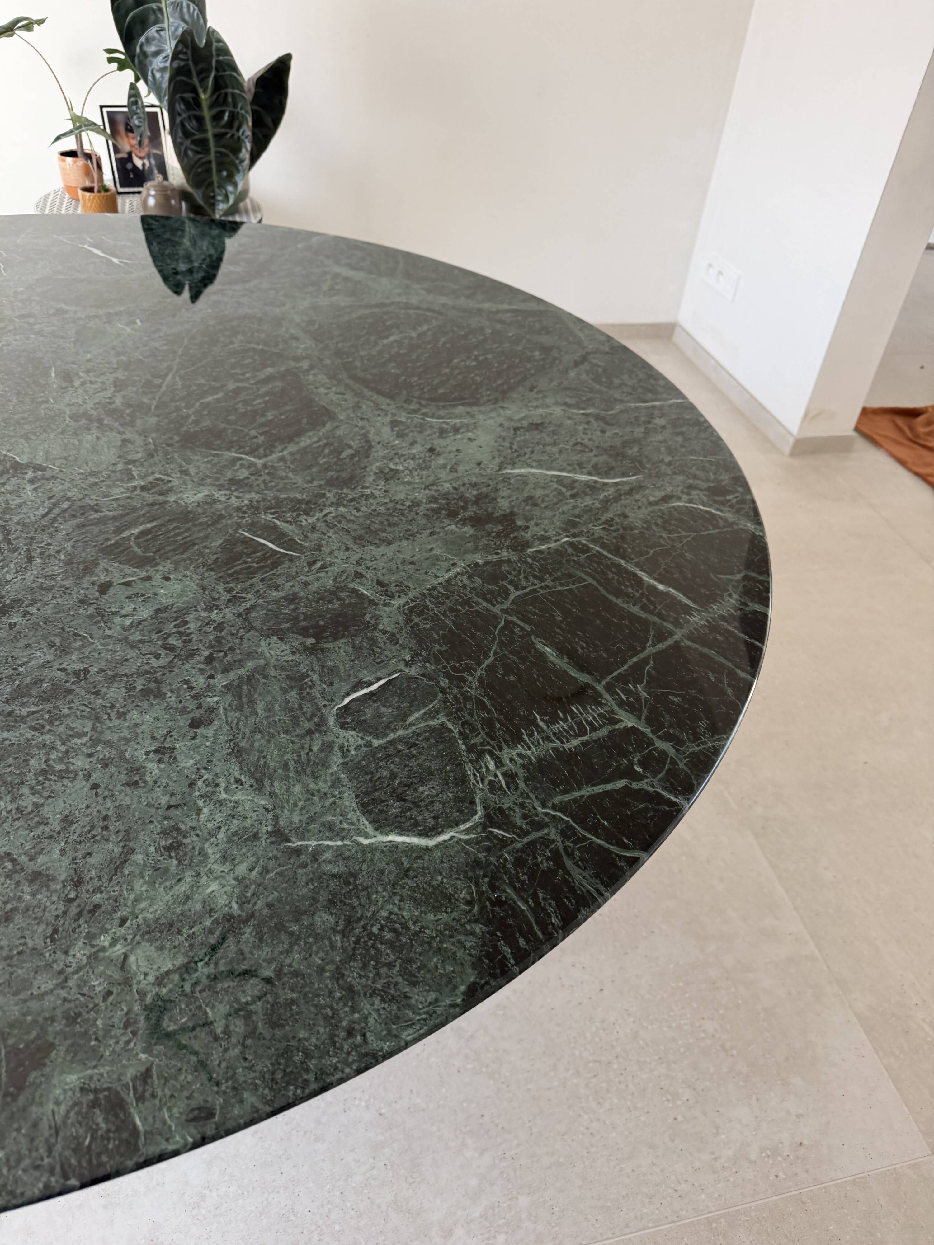 Original Knoll tulip dining table (137cm) glossy alpine green in new condition!!