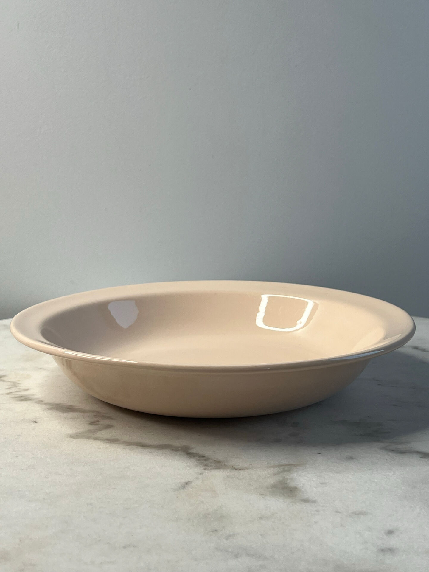 Plat de présentation en faïence Digoin couleur rose 26cm