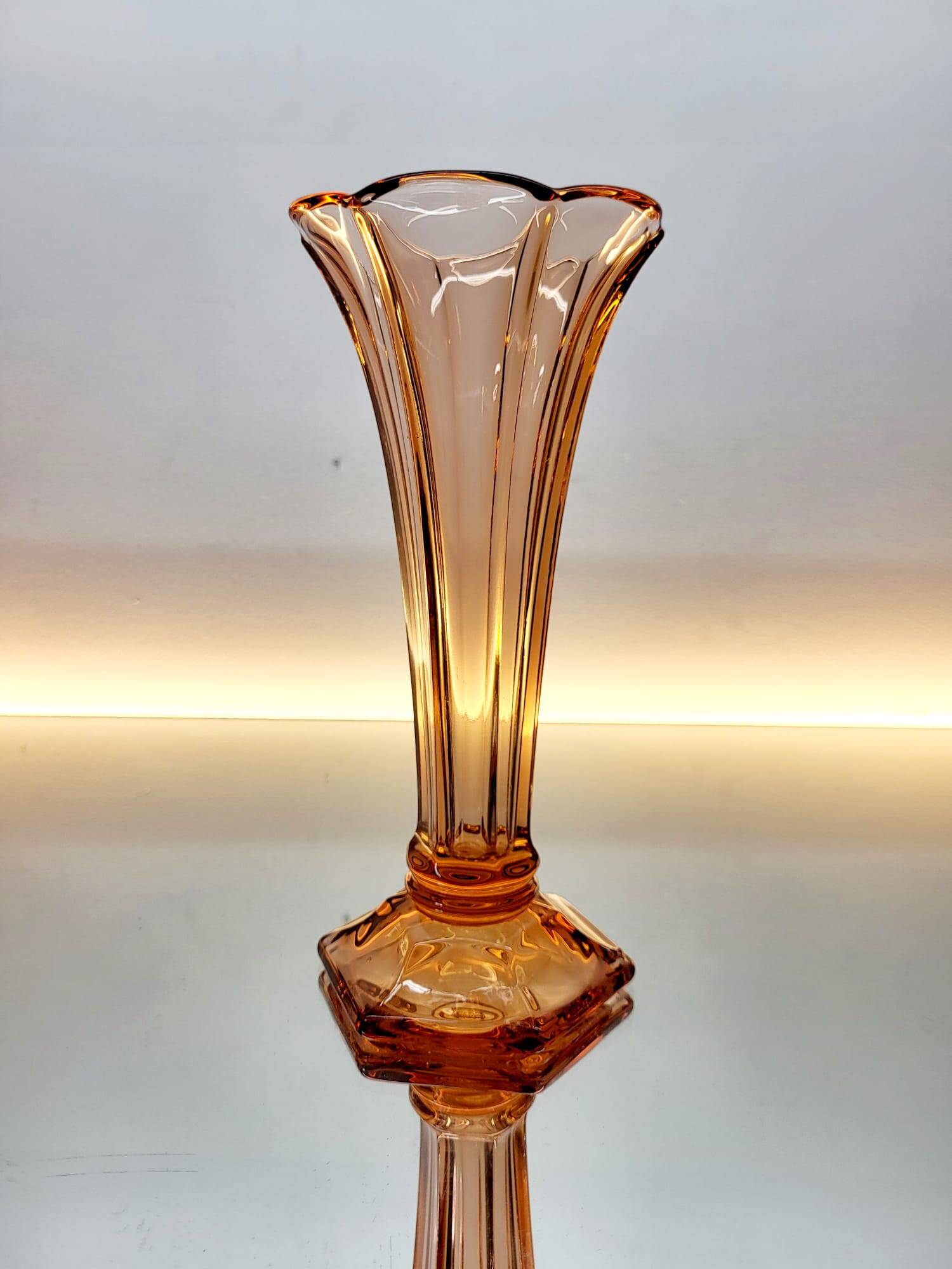 Val Saint Lambert Art deco vaas, serie Luxval model Américain M, rosé kleur