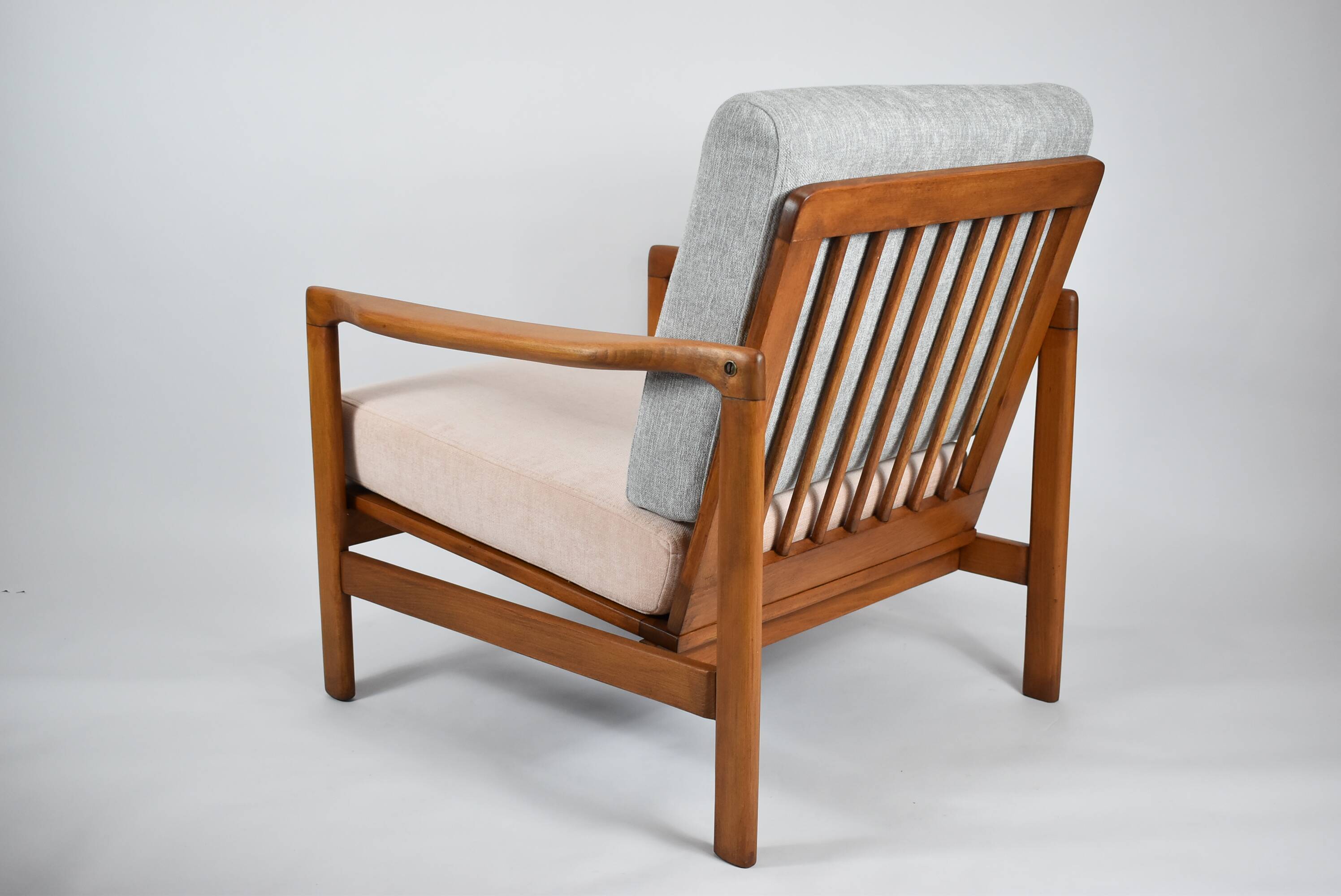 Fauteuil original restauré des années 60, modèle Baczyk, rose poudré et gris, teck