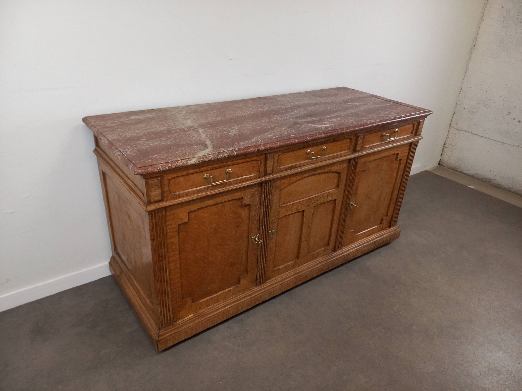 Marble top store bank