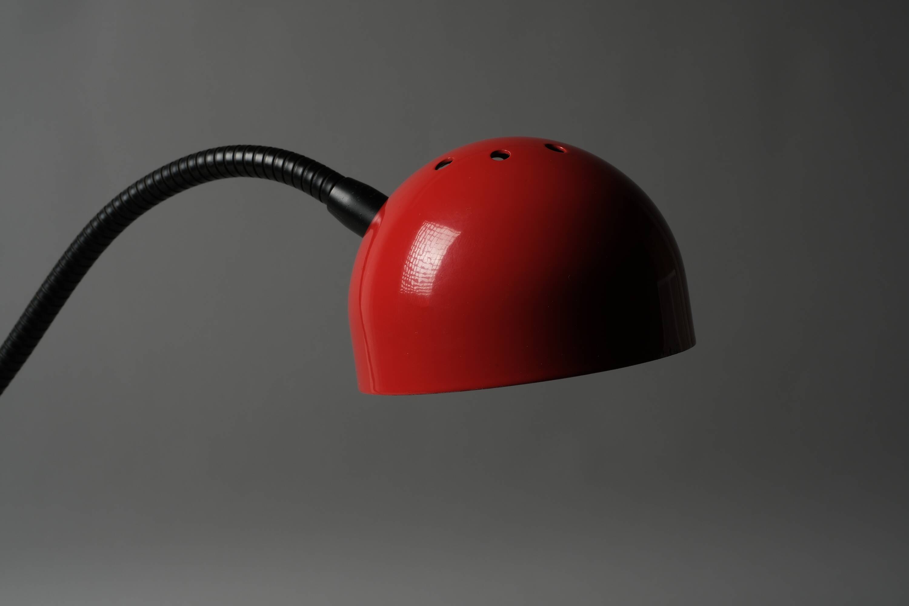Lampe de bureau flexible Stilplast, rouge et noir, Italie, années 1980