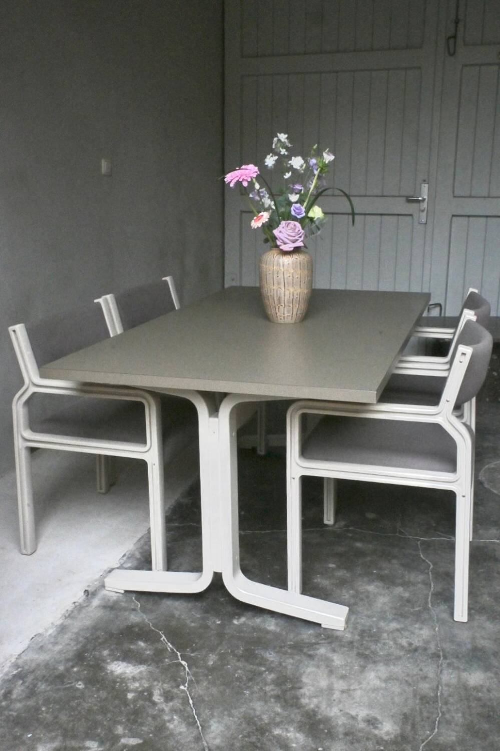 Dining table set and 4 dining chairs by Pierre Mennen for Pastoe.