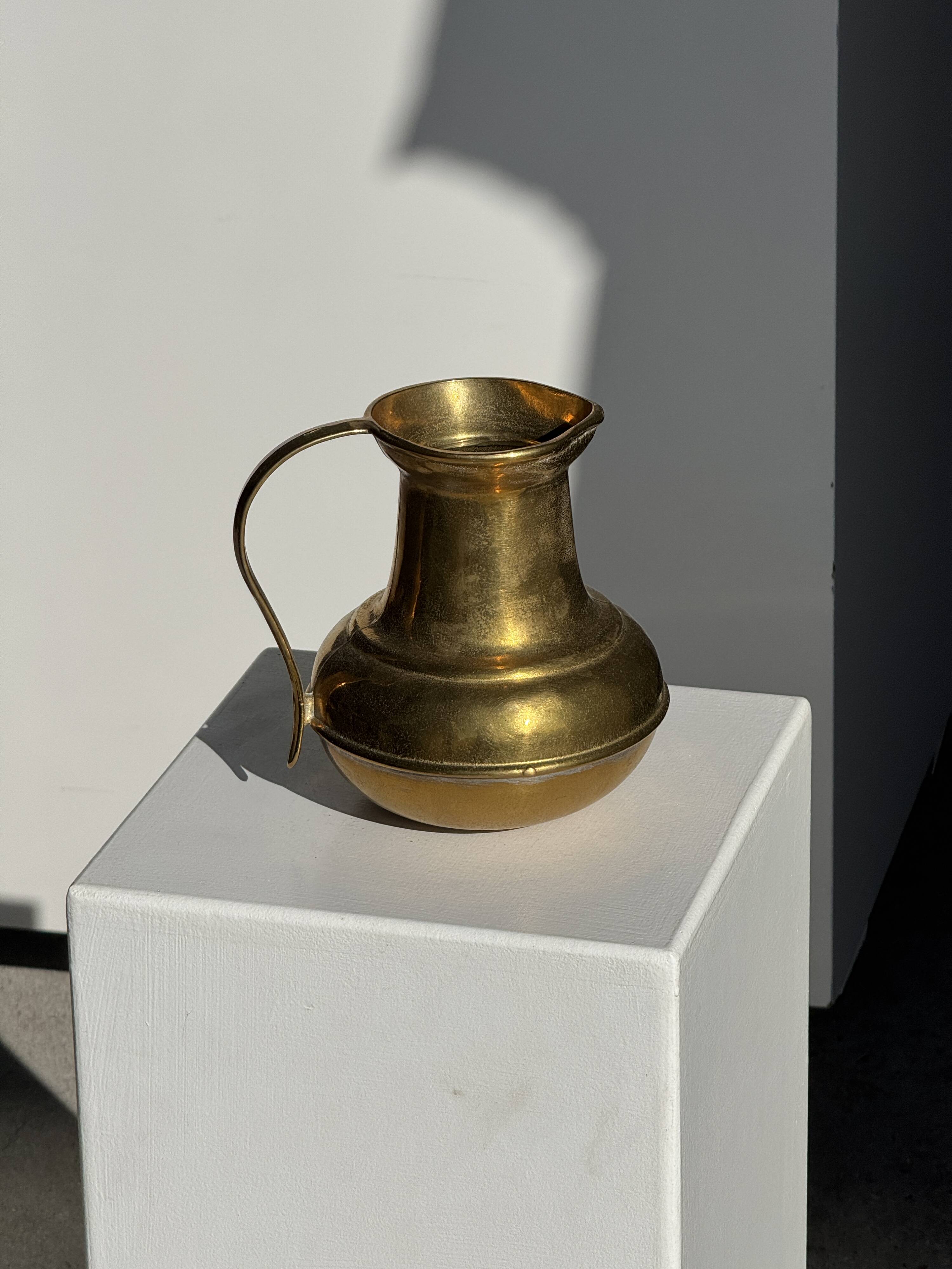 Carafe or metal jug with a rounded body H18
