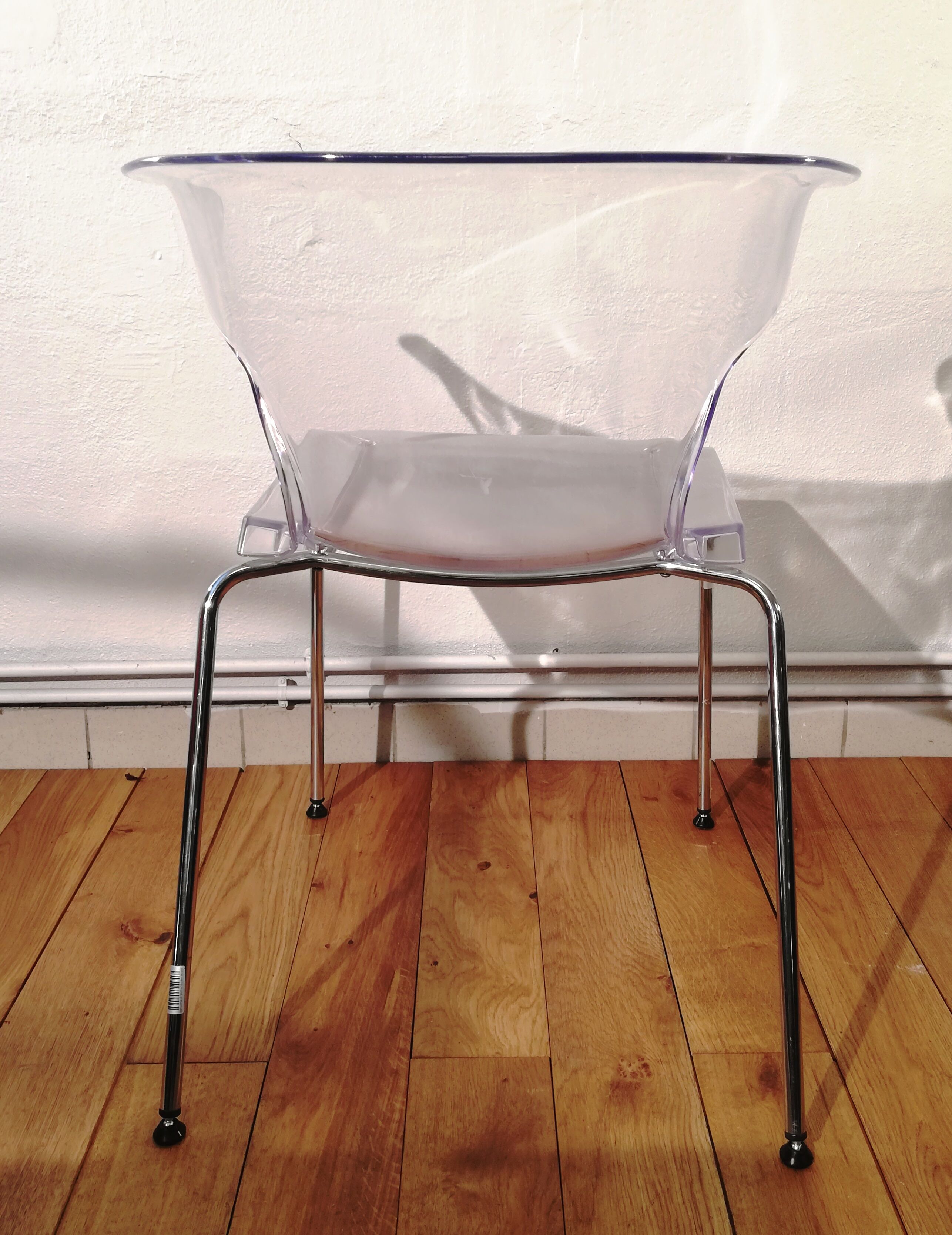 Chaise transparente