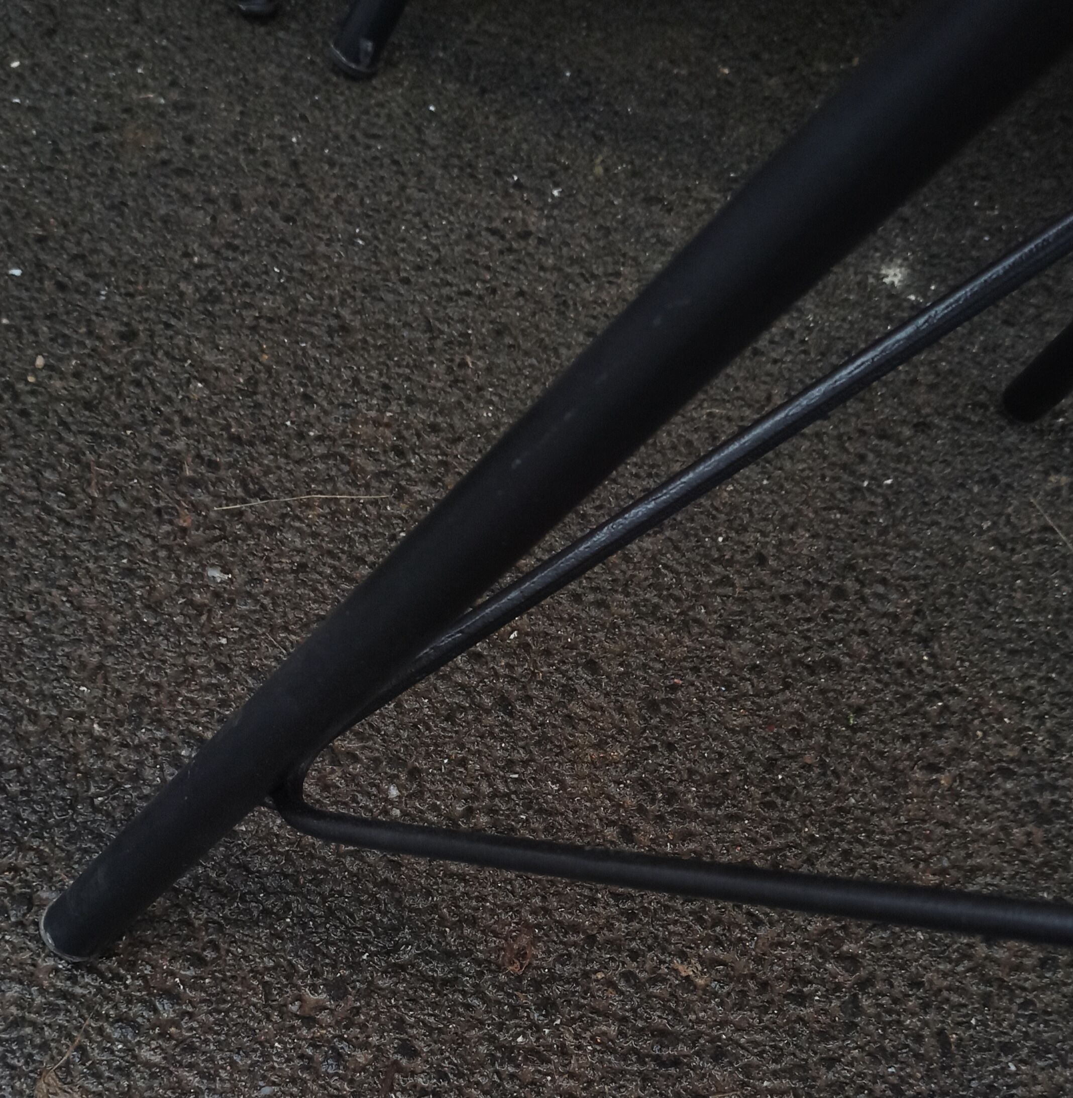 Set of 6 leather chairs with black metal frame
