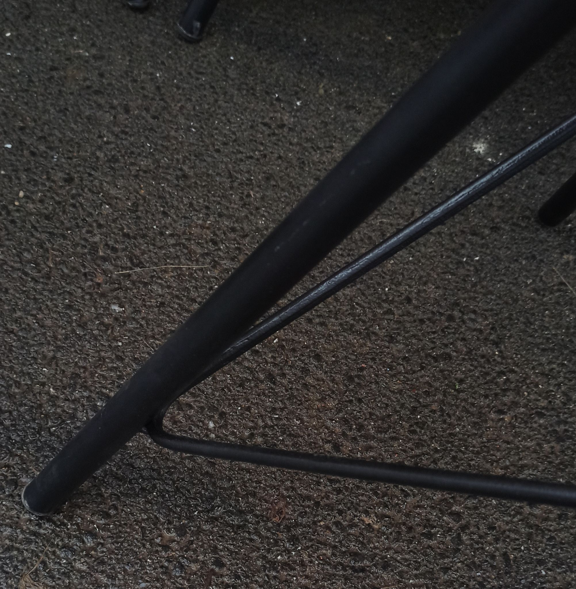 Set of 6 leather chairs with black metal frame