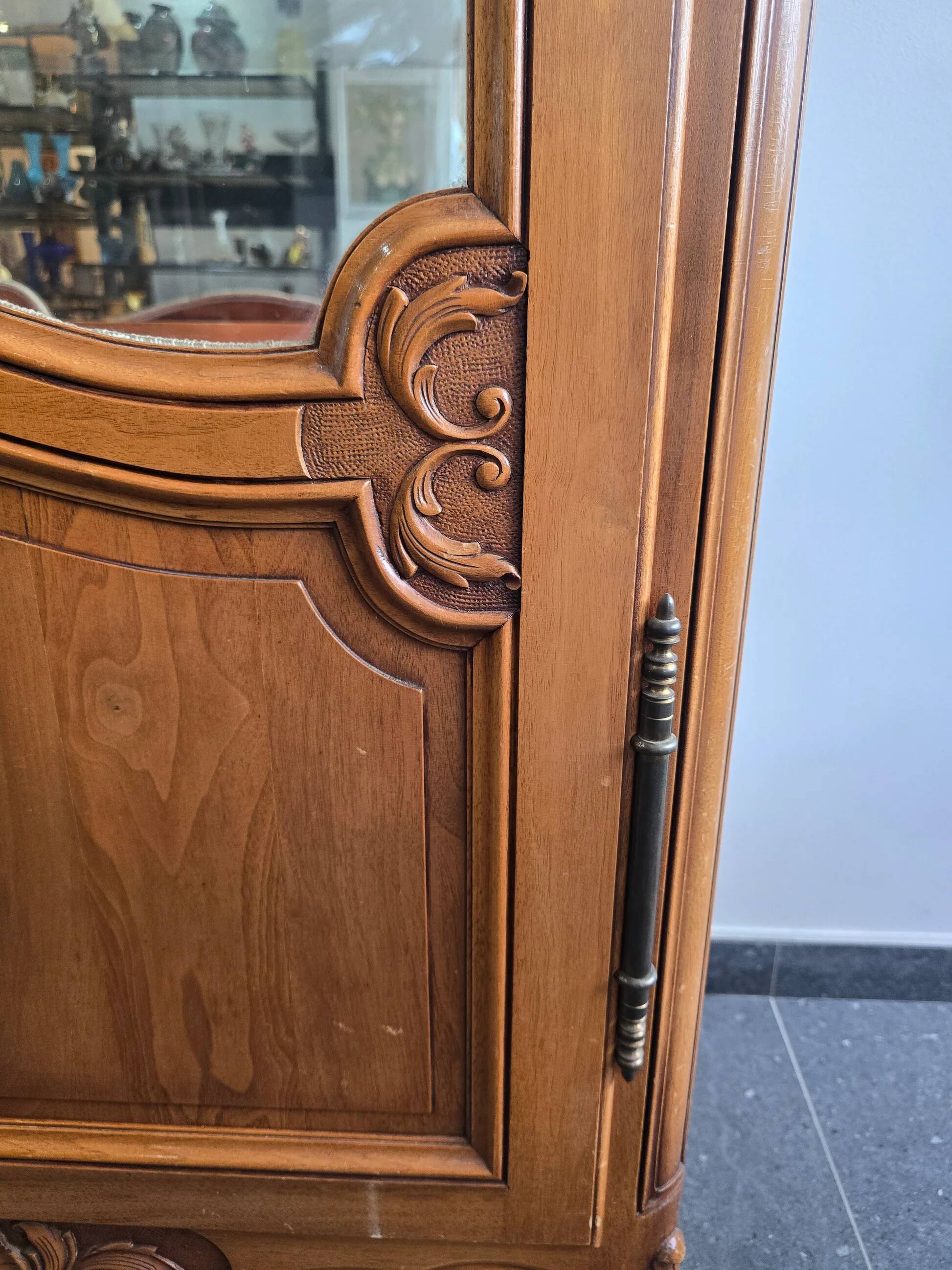 Vitrine de style Louis XV en merisier – Fabrication française UNIFA