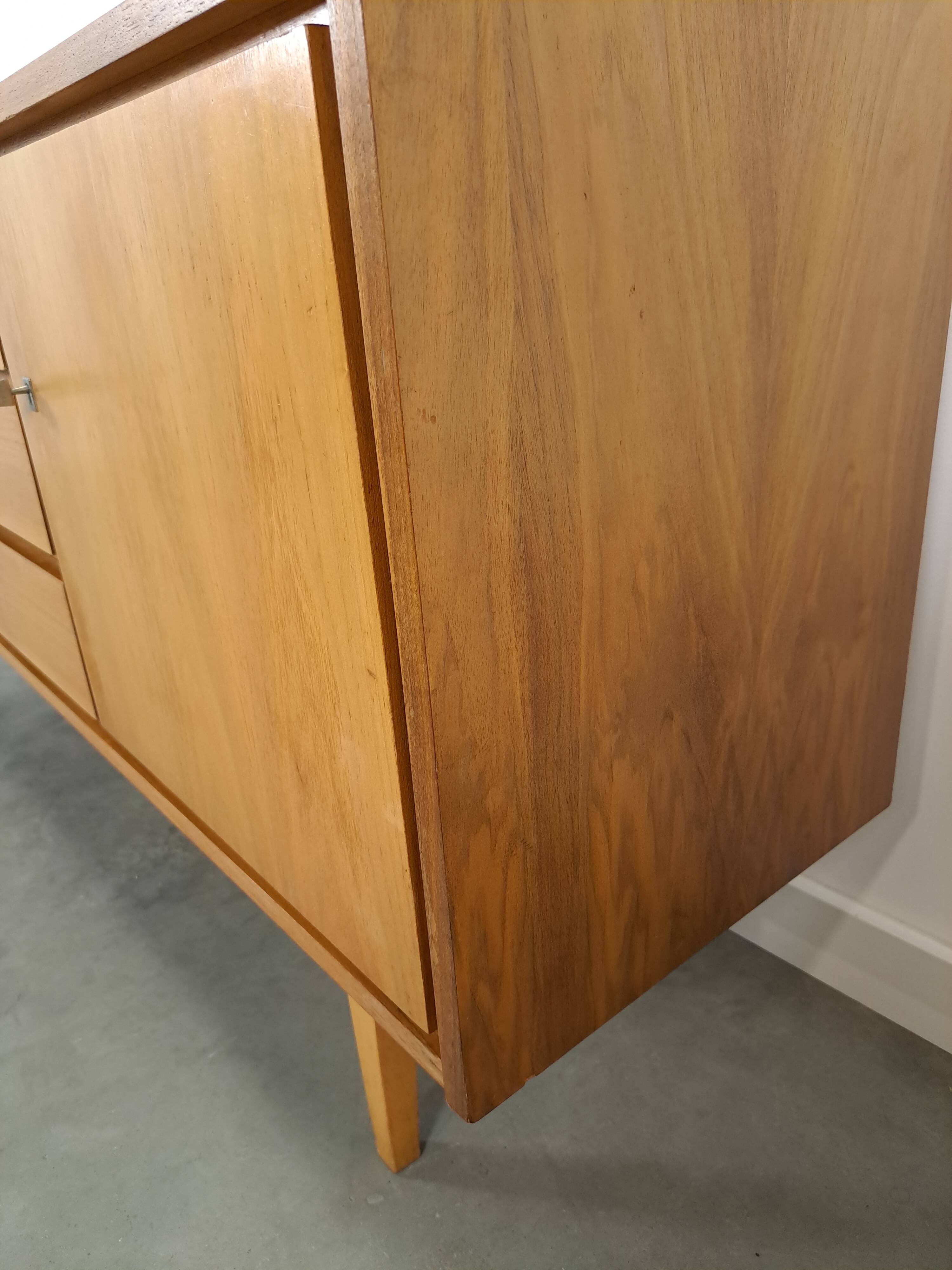 Mid-century notenhout fineer dressoir met 3 lades