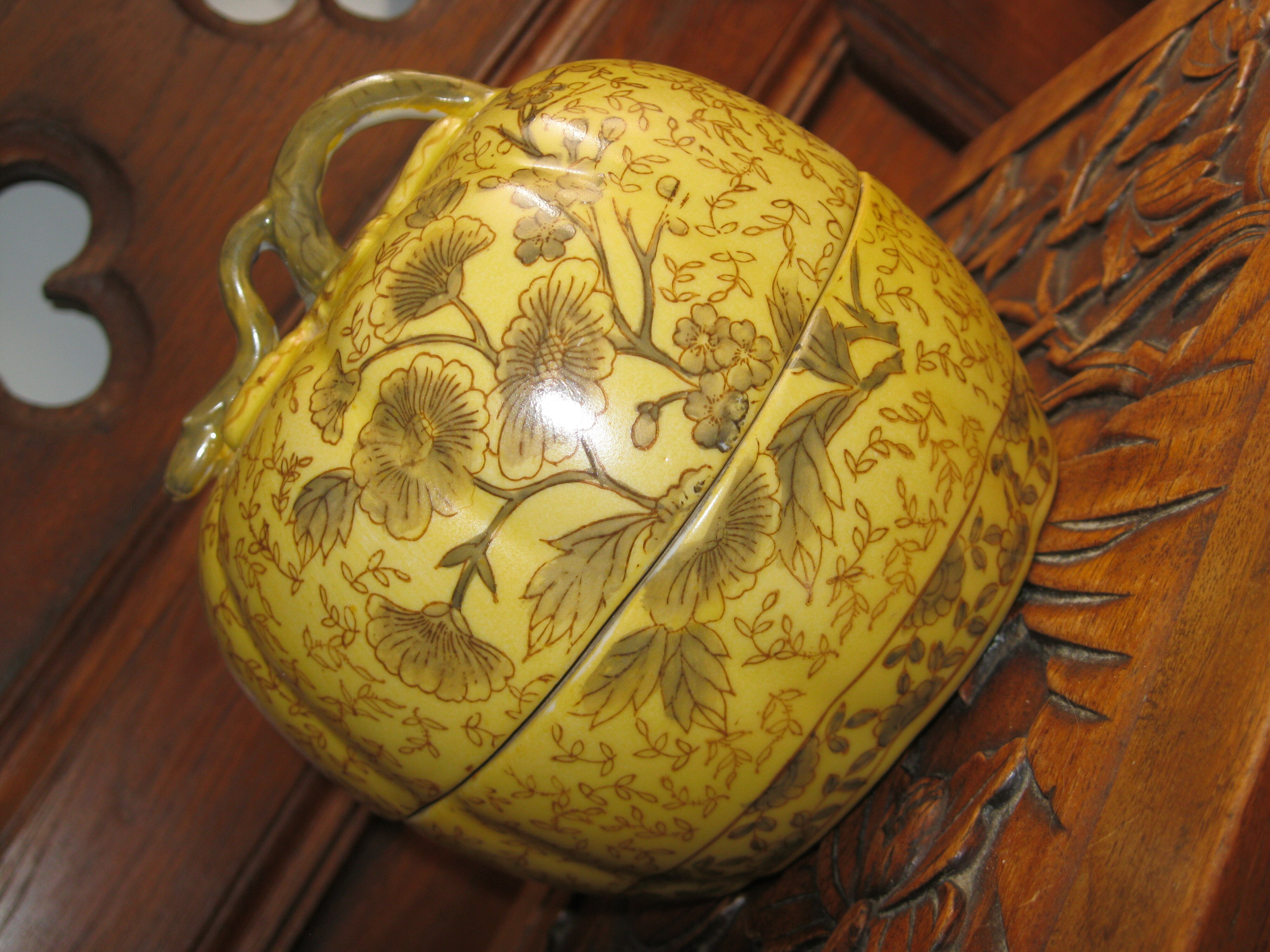 Pot covered Chinese ceramic