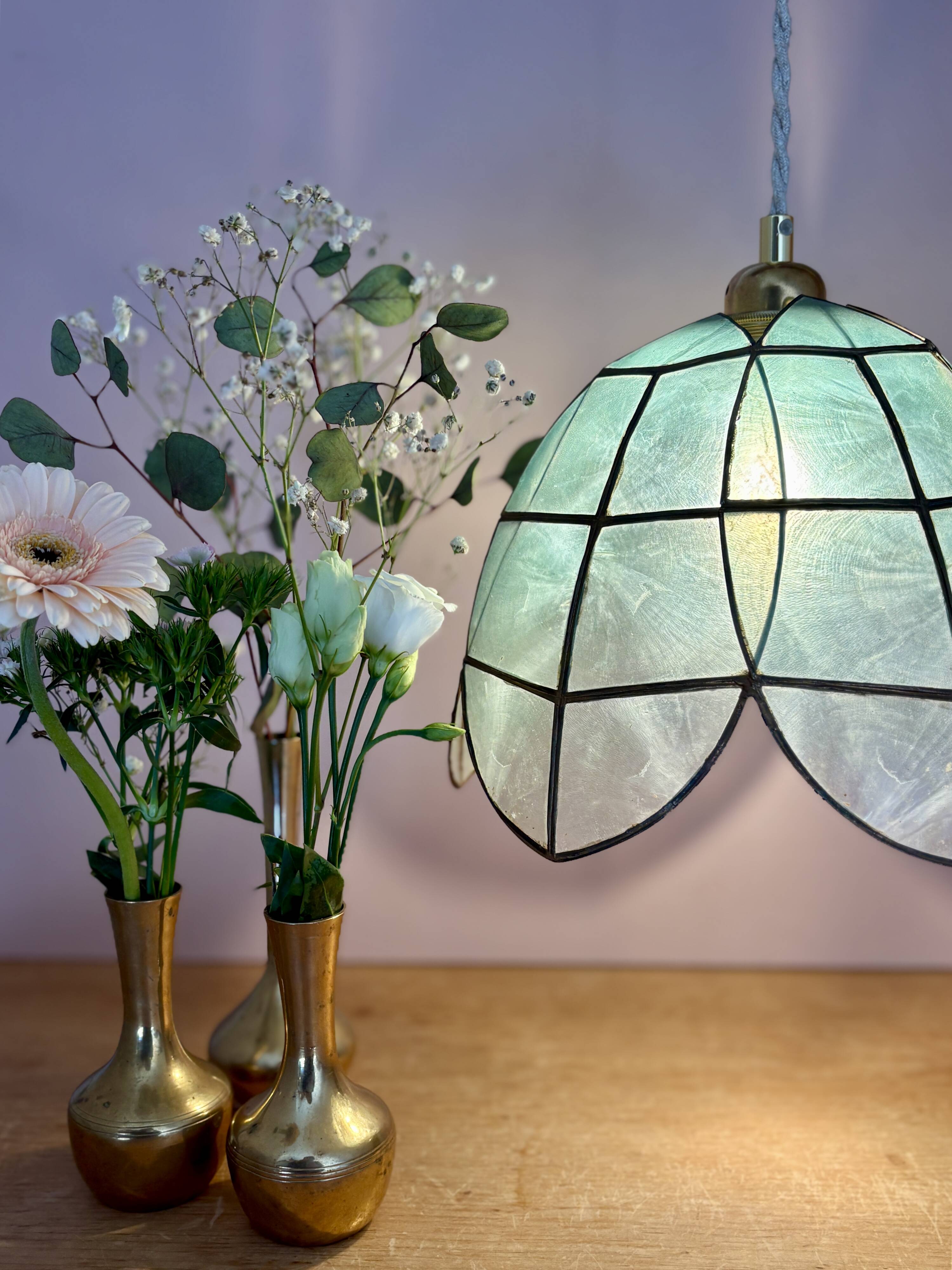 Vintage pendant light in blue mother-of-pearl and brass.