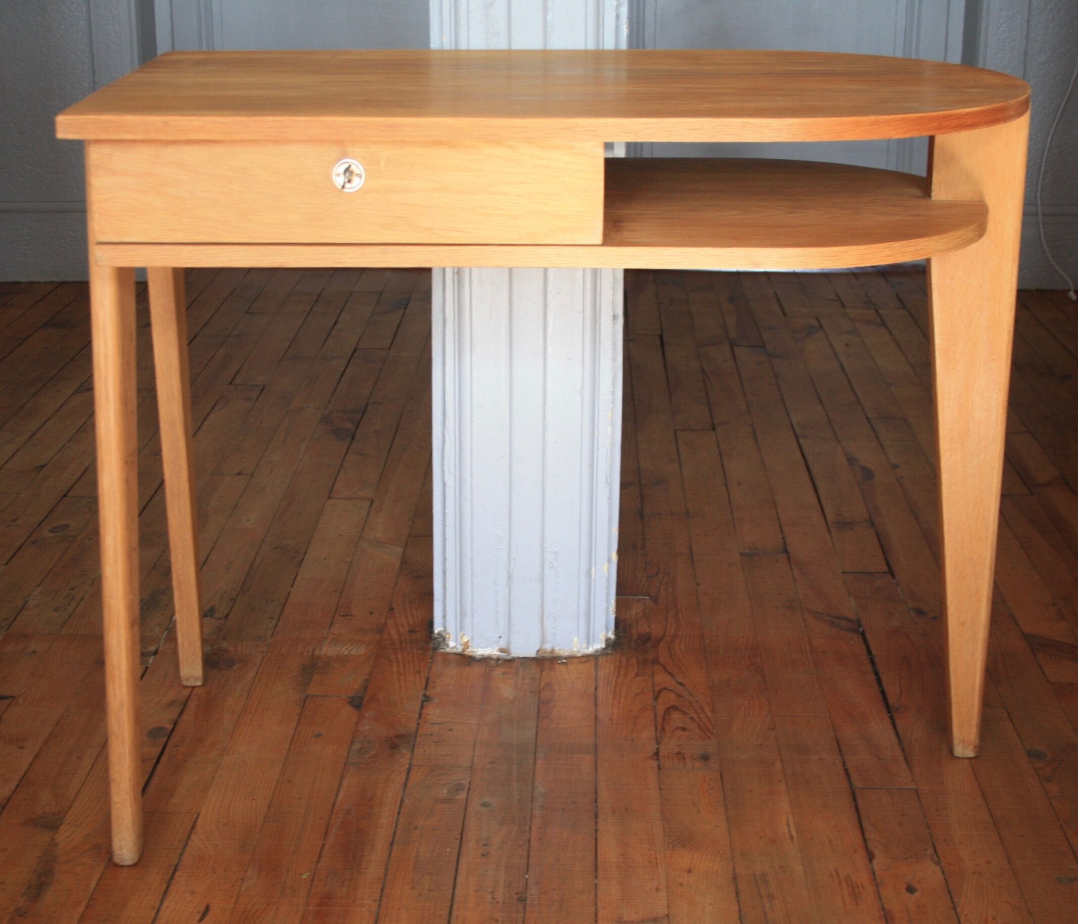 Bureau tripode
