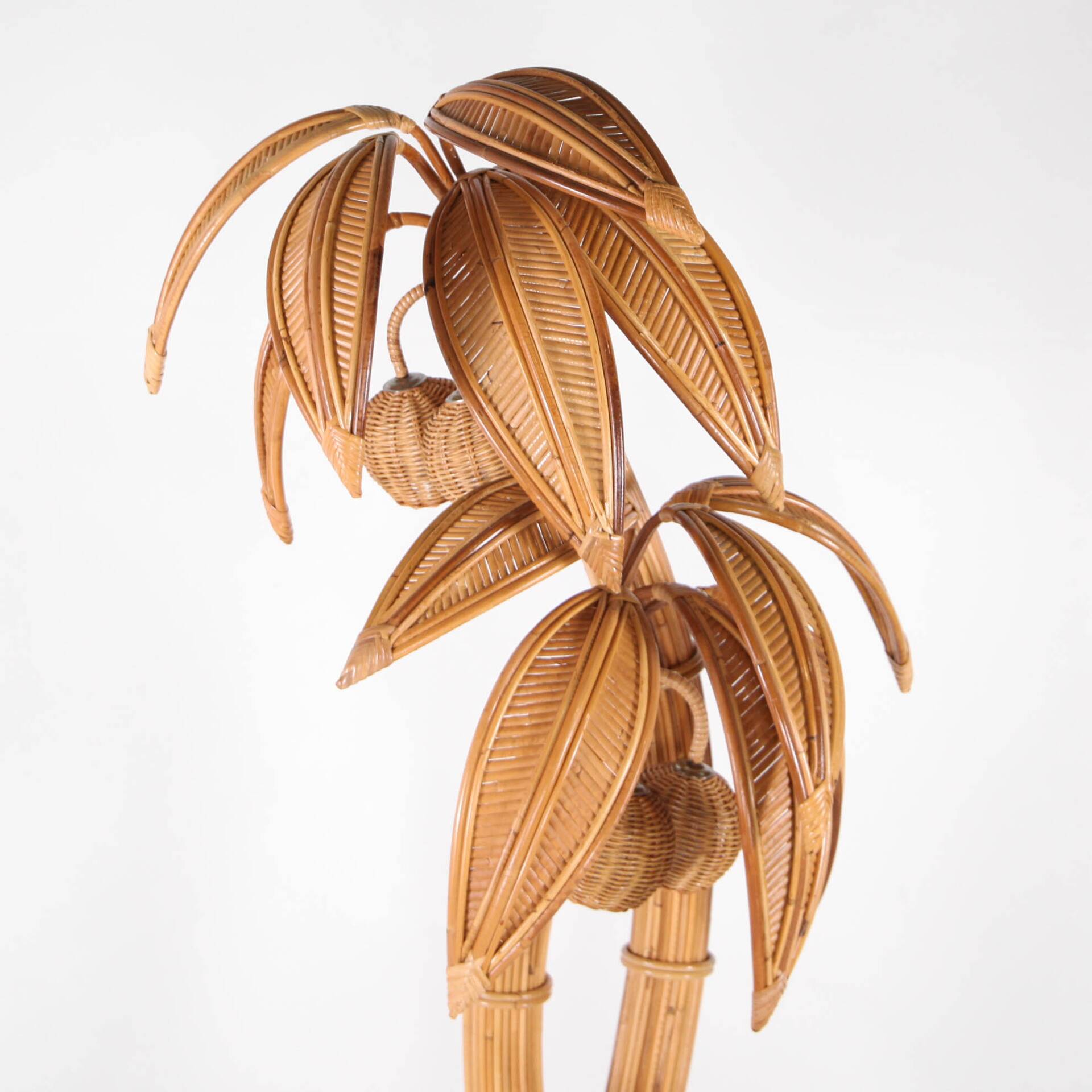 Lampadaire « palmier-cocotier » en rotin