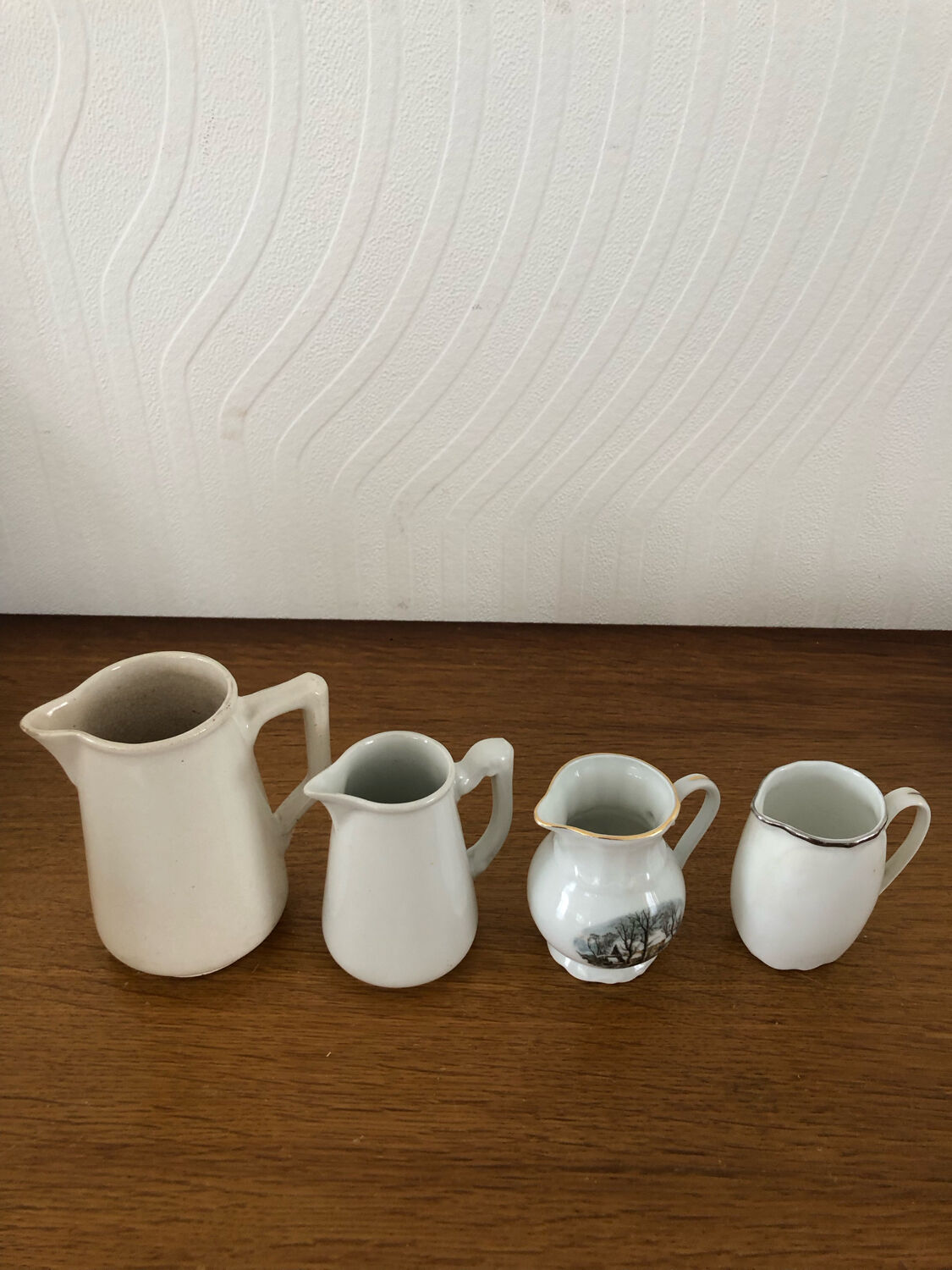 Lot de 4 cruches à lait en porcelaine Vintage