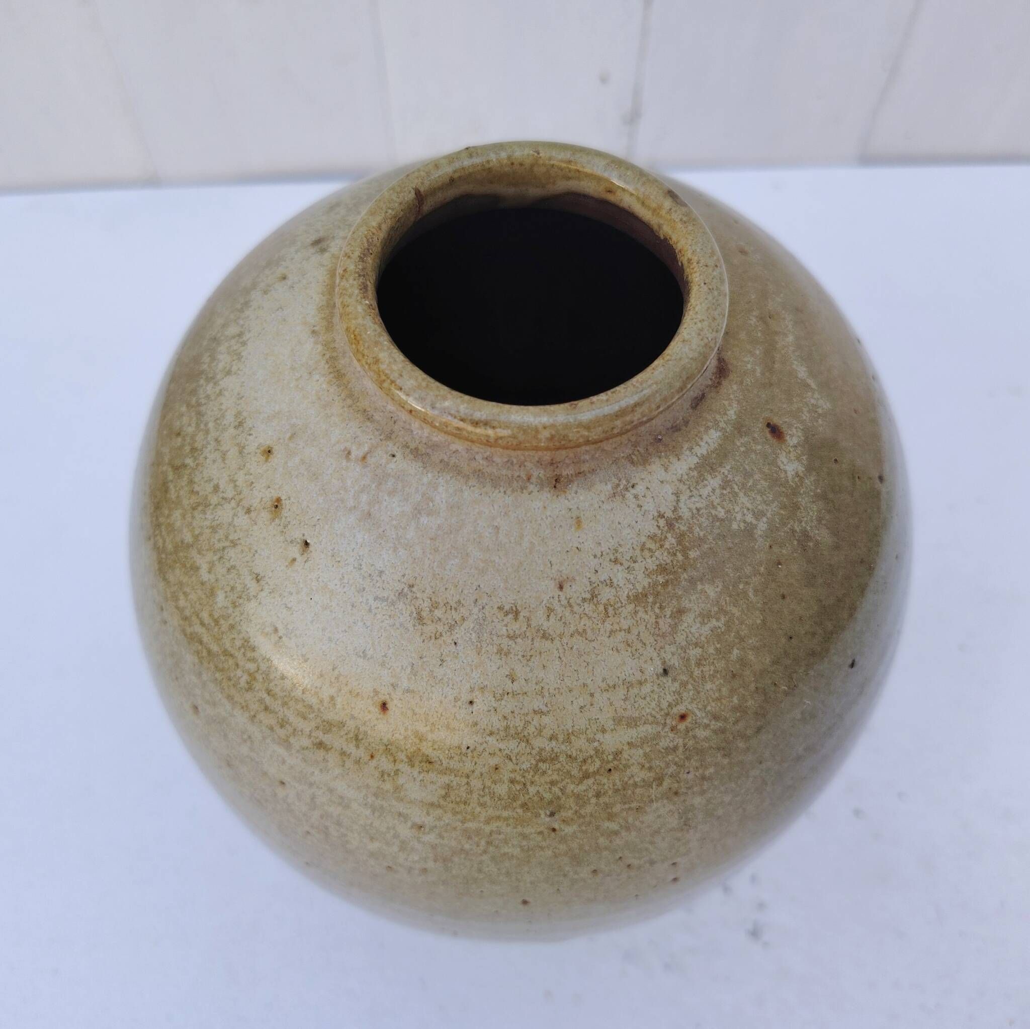 Vase ventru en grès émaillé, signé, vintage
