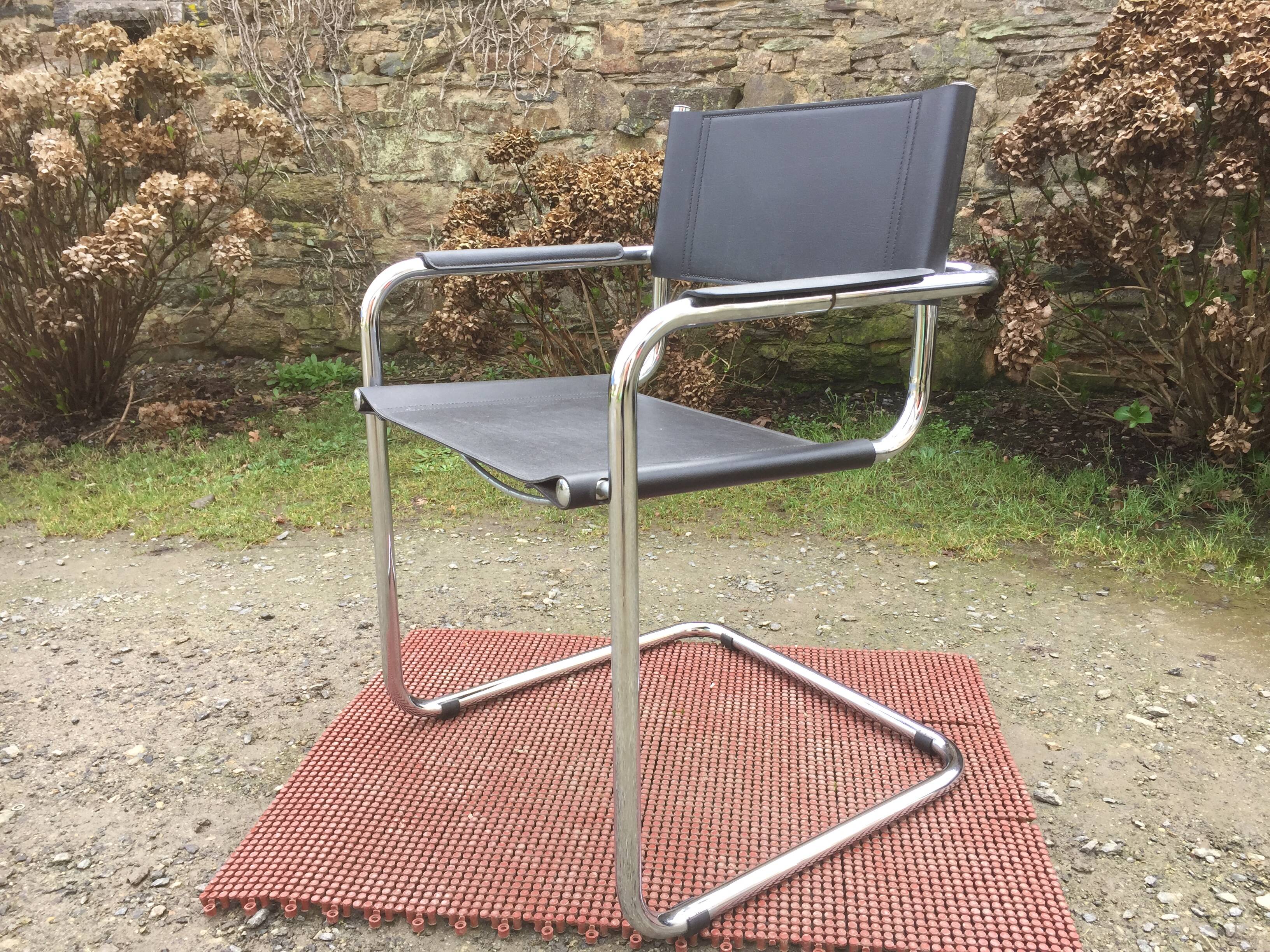 Design armchair with chrome metal tubular base and seat in black Skaï