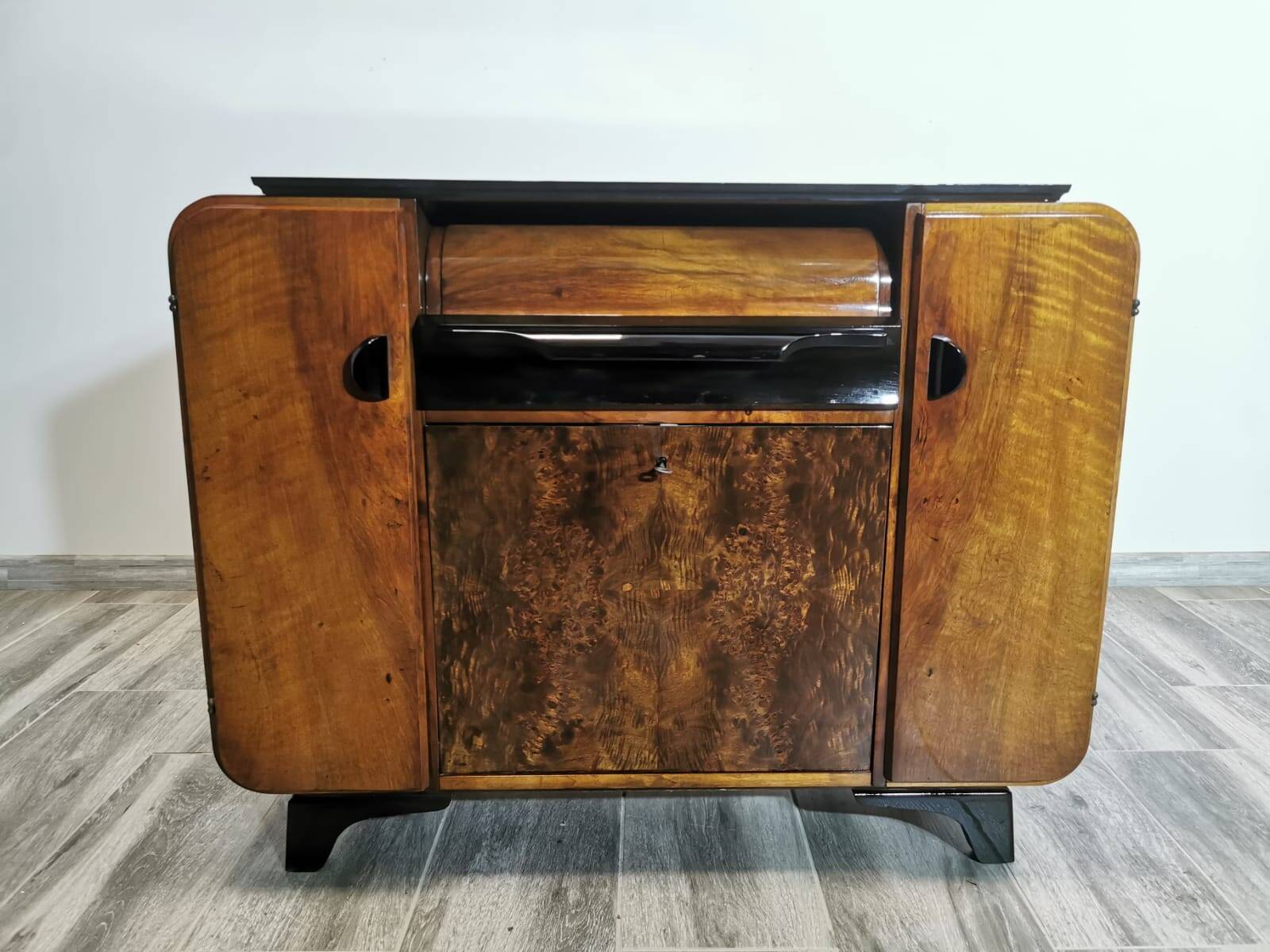 Armoire Gramophone par Jindrich Halabala