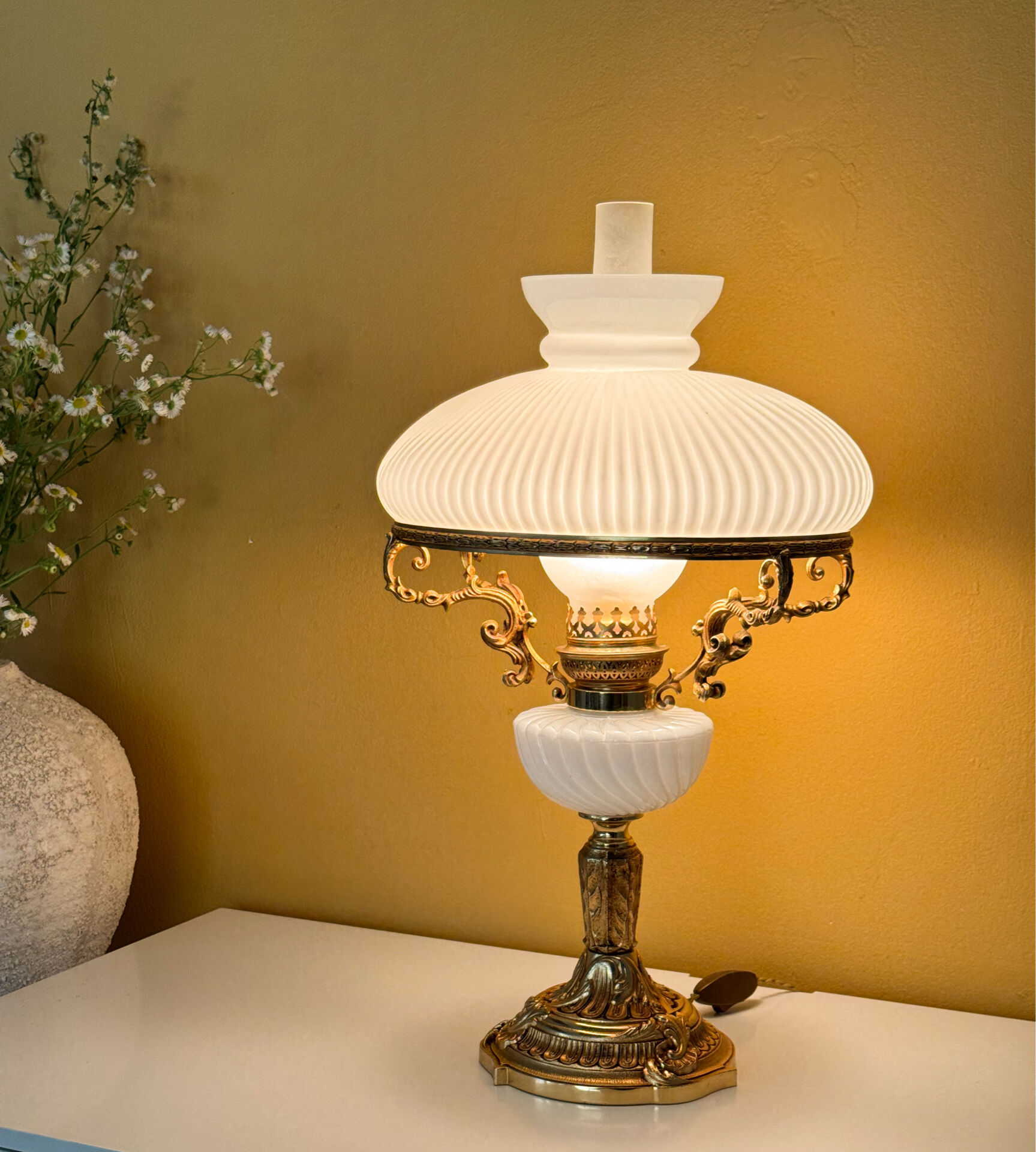 Lampe ancienne française en opaline blanche – bronze doré