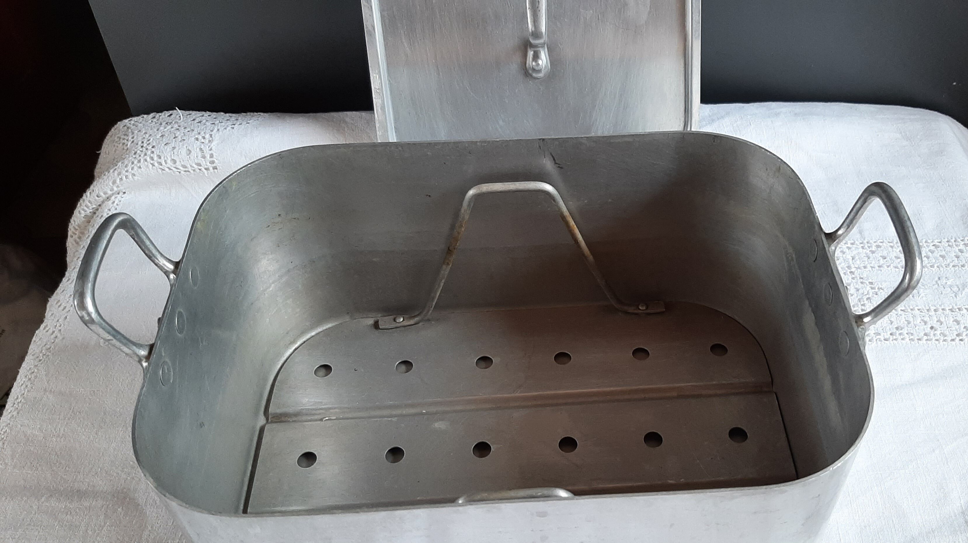 Aluminium fishmonger