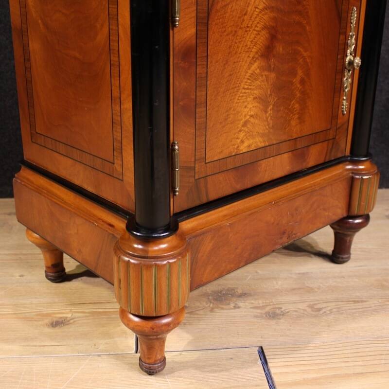Paire de tables de chevet italiennes du 20e siècle avec plateau en marbre.