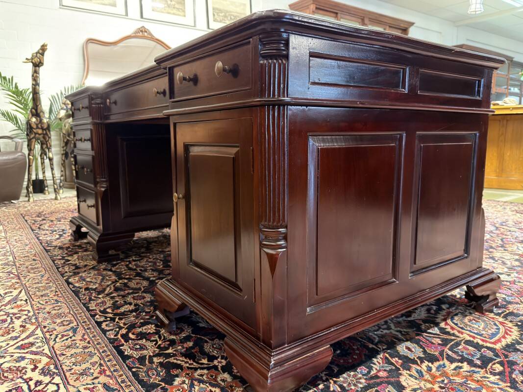 English Chesterfield Desk Partnerdesk