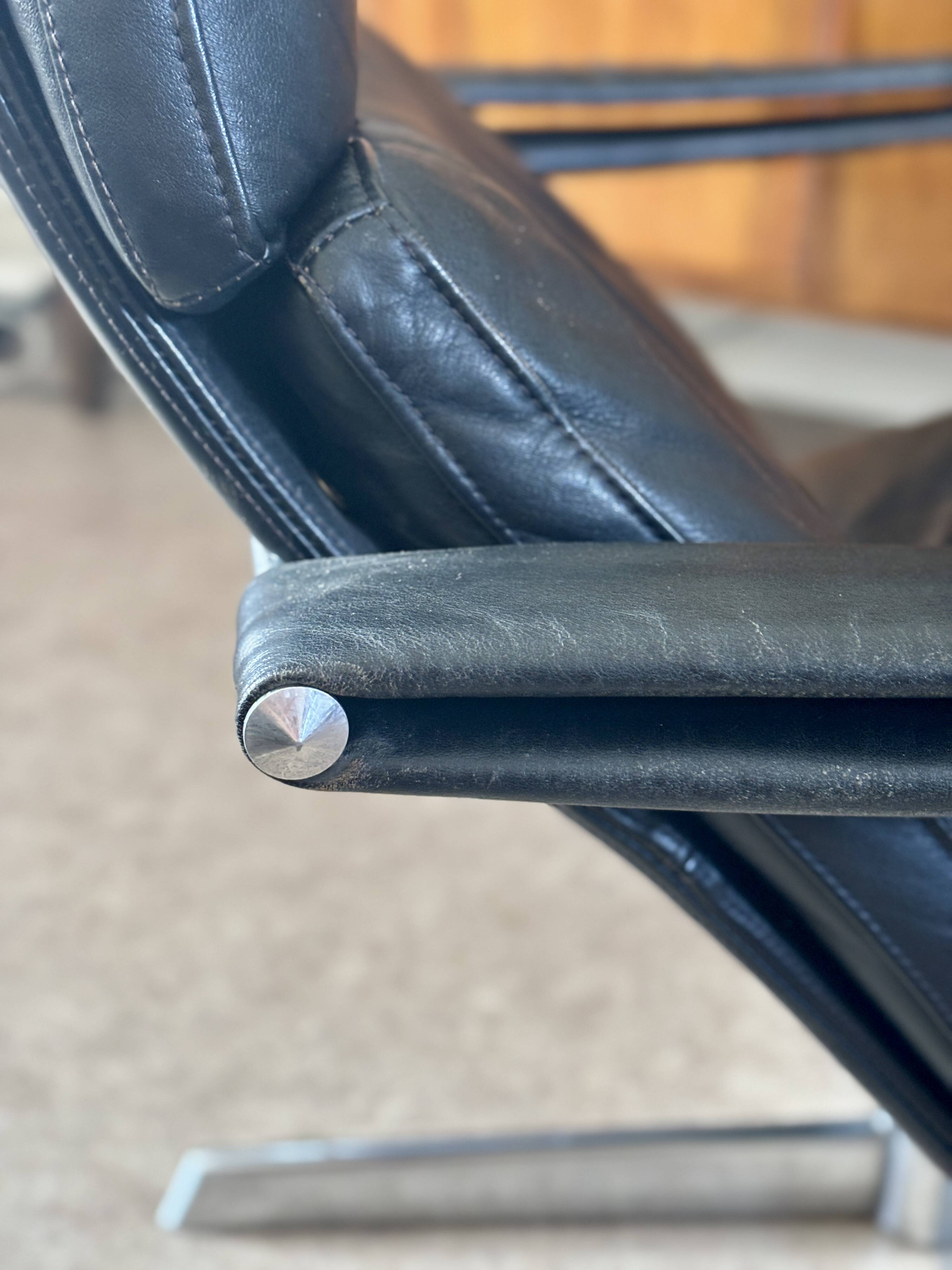 Vintage black leather lounge chair – swivel – 1970s