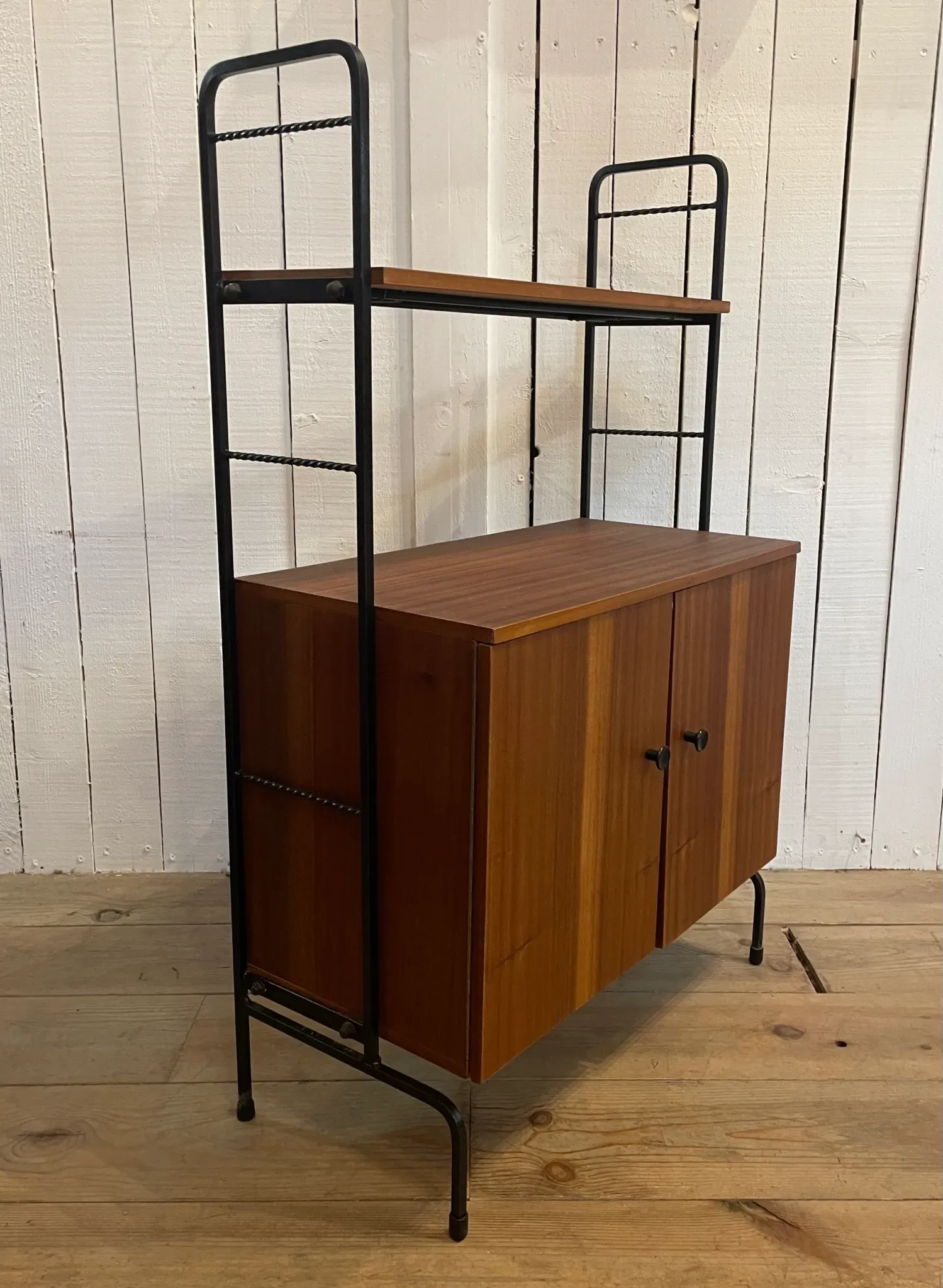 Small piece of furniture on legs