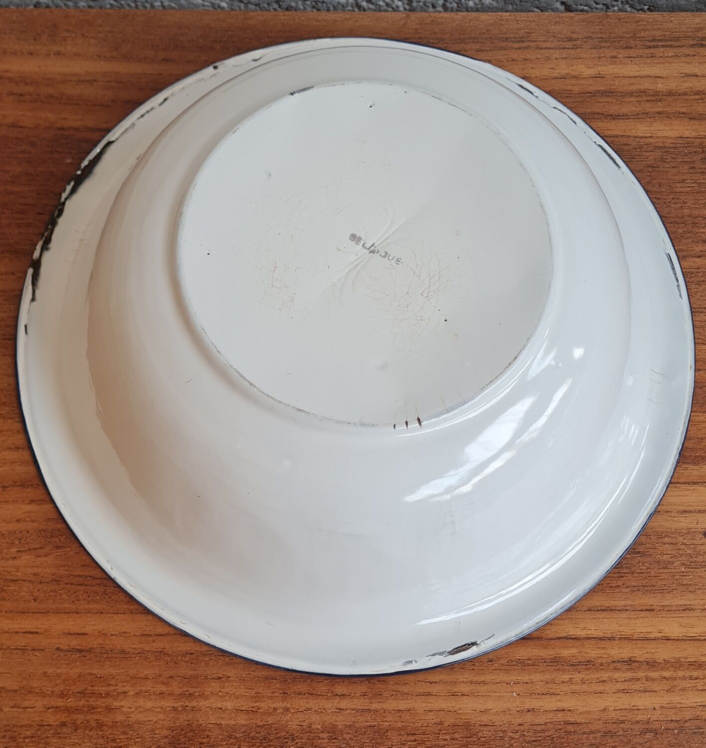 Enamelled sheet metal basin