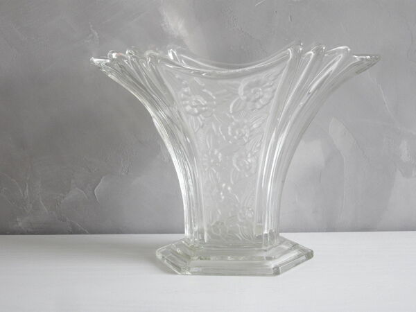 Vase en verre moulé pressé à décor de fleurs stylisées