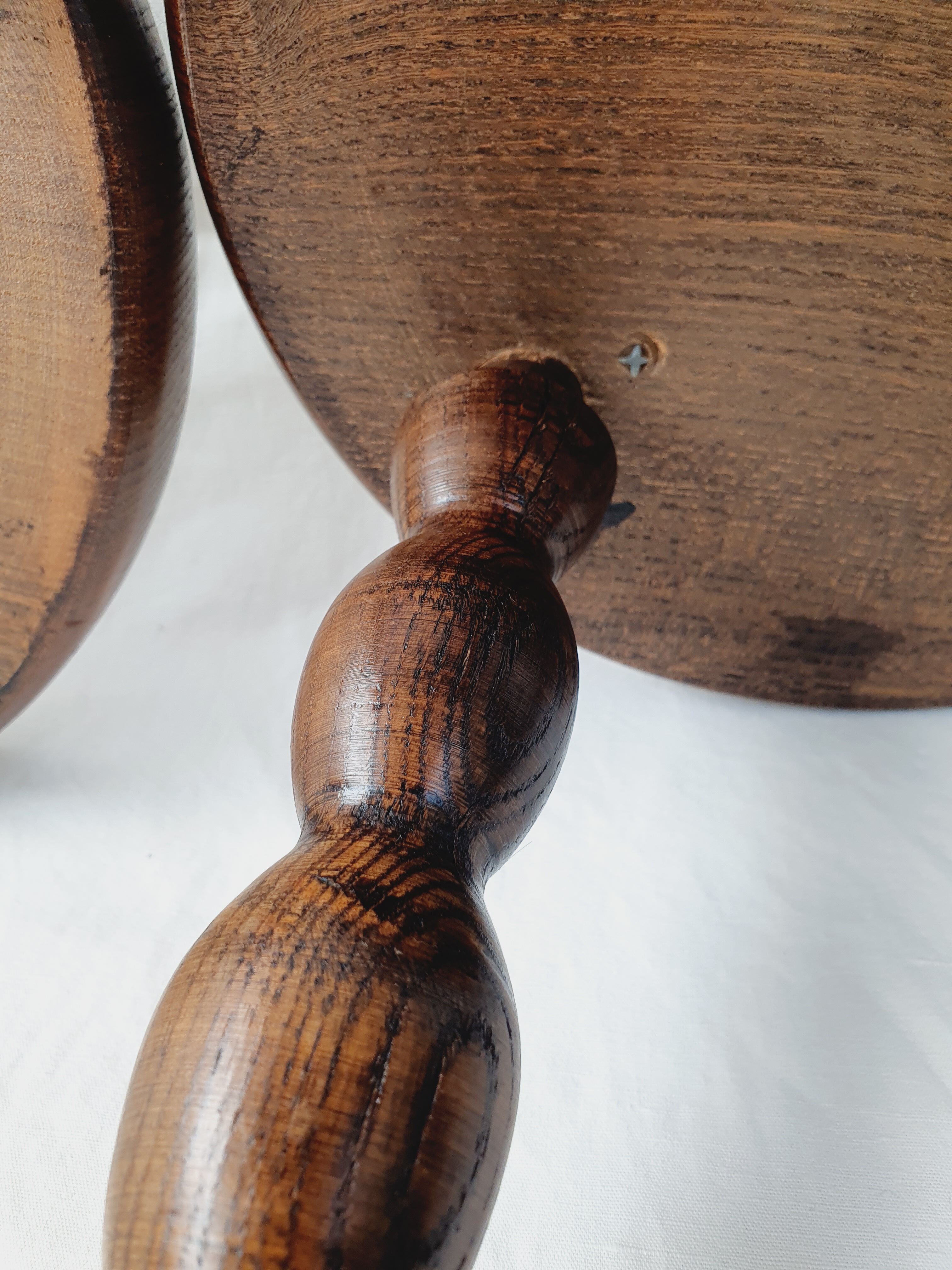 Paire de tabourets tripode en bois tourné