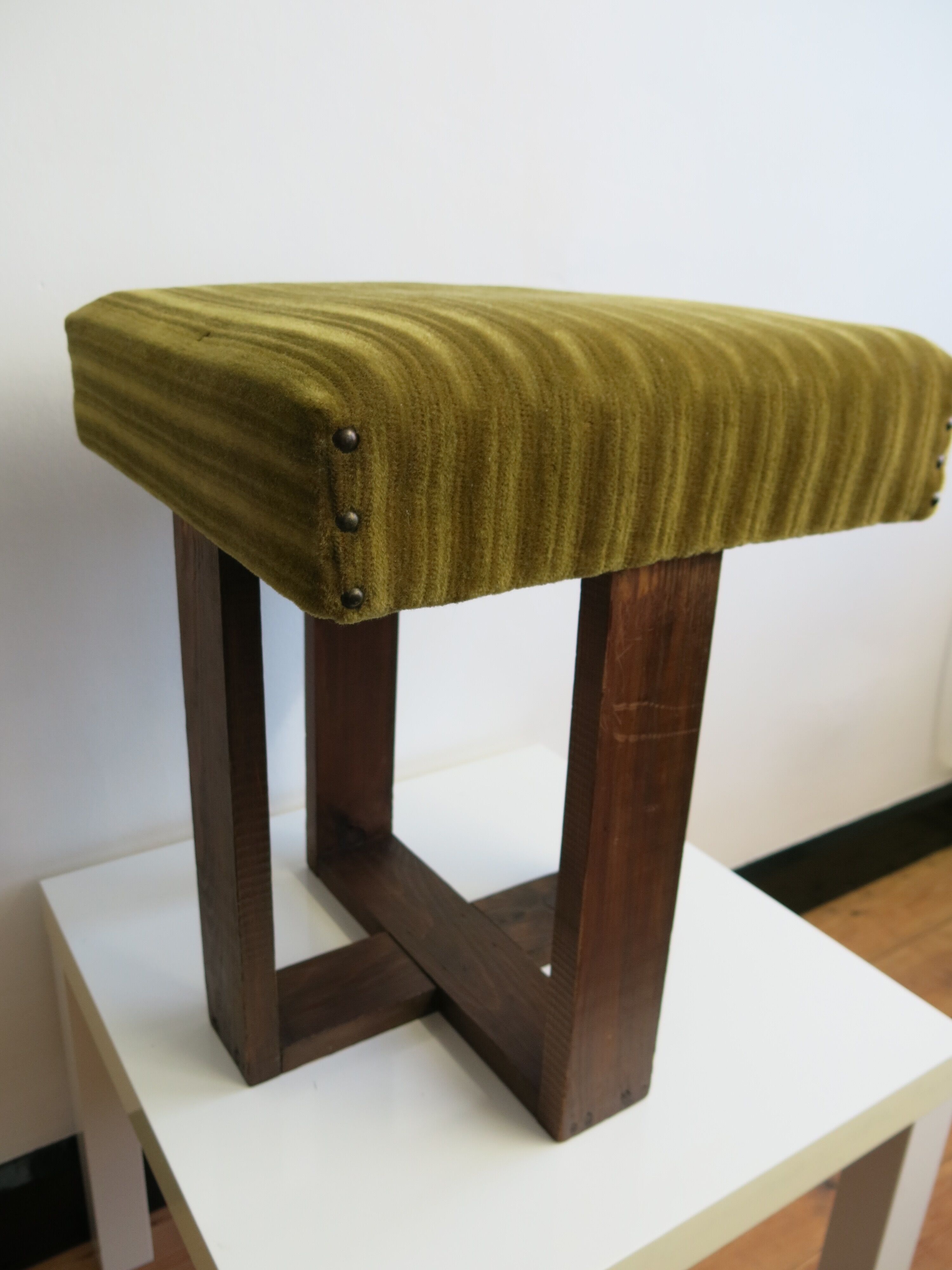 Rest - art deco foot in green velvet and solid wood