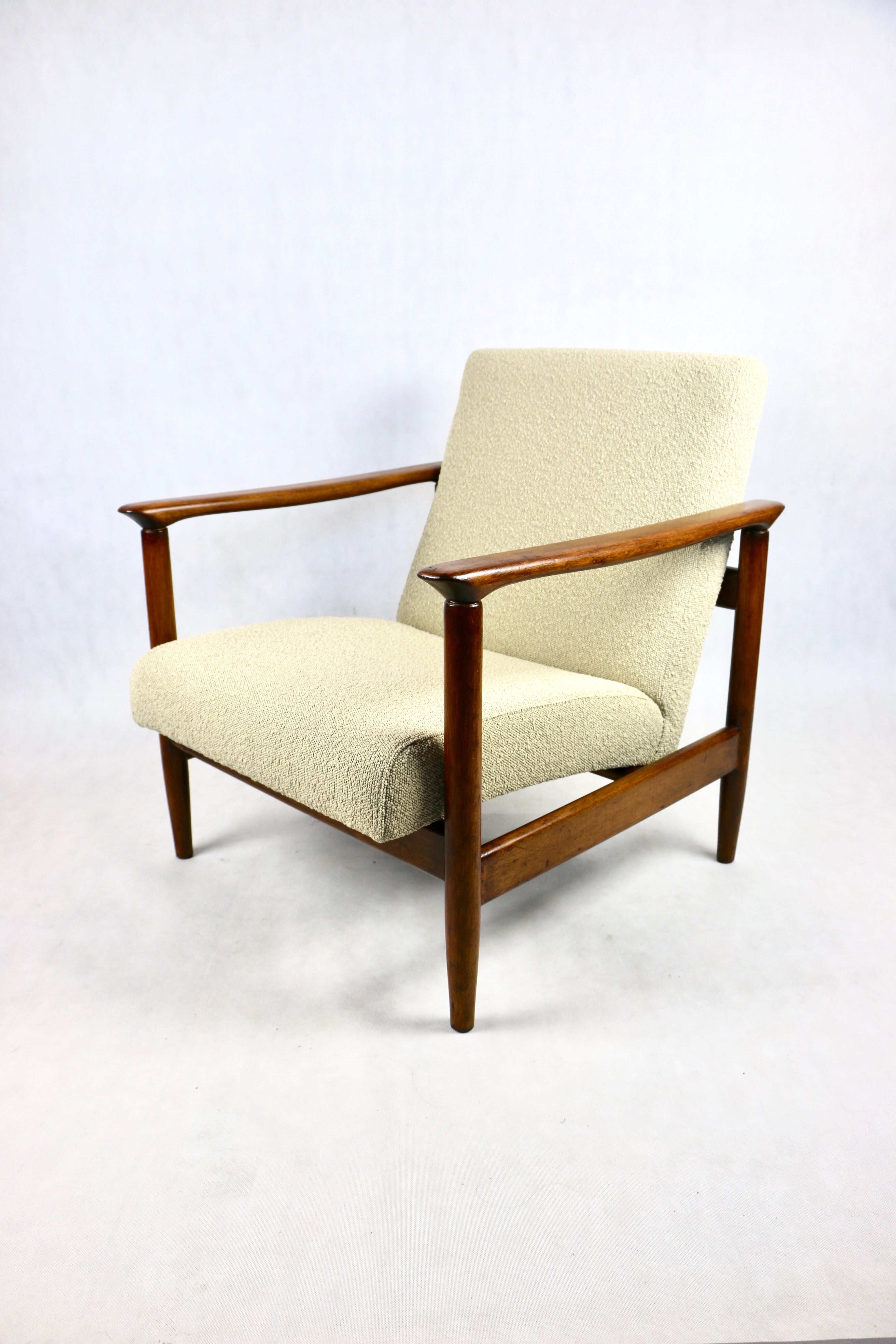 Beige boucle GFM-142 armchair, 1970s