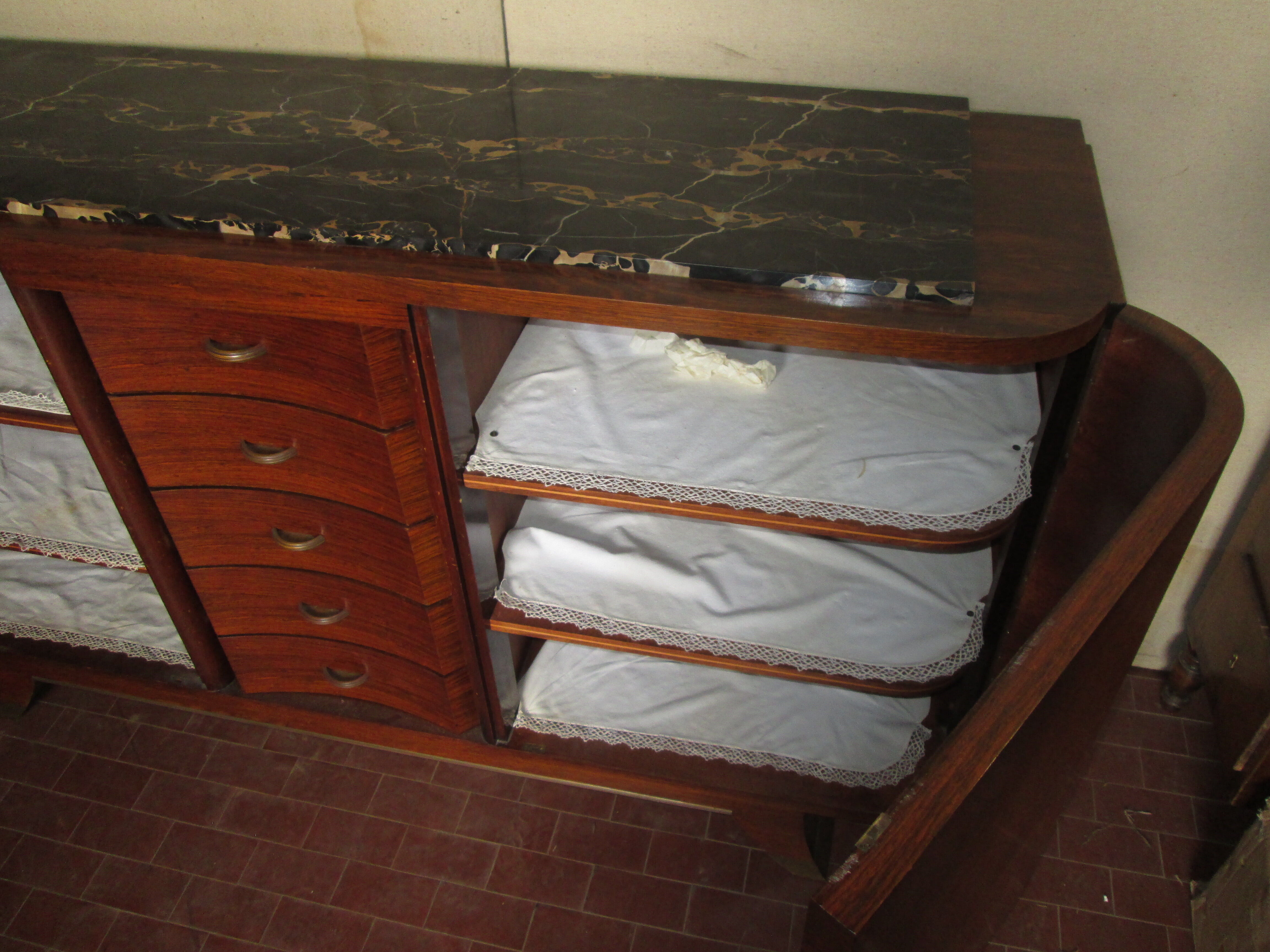 Buffet art déco avec plateau en marbre