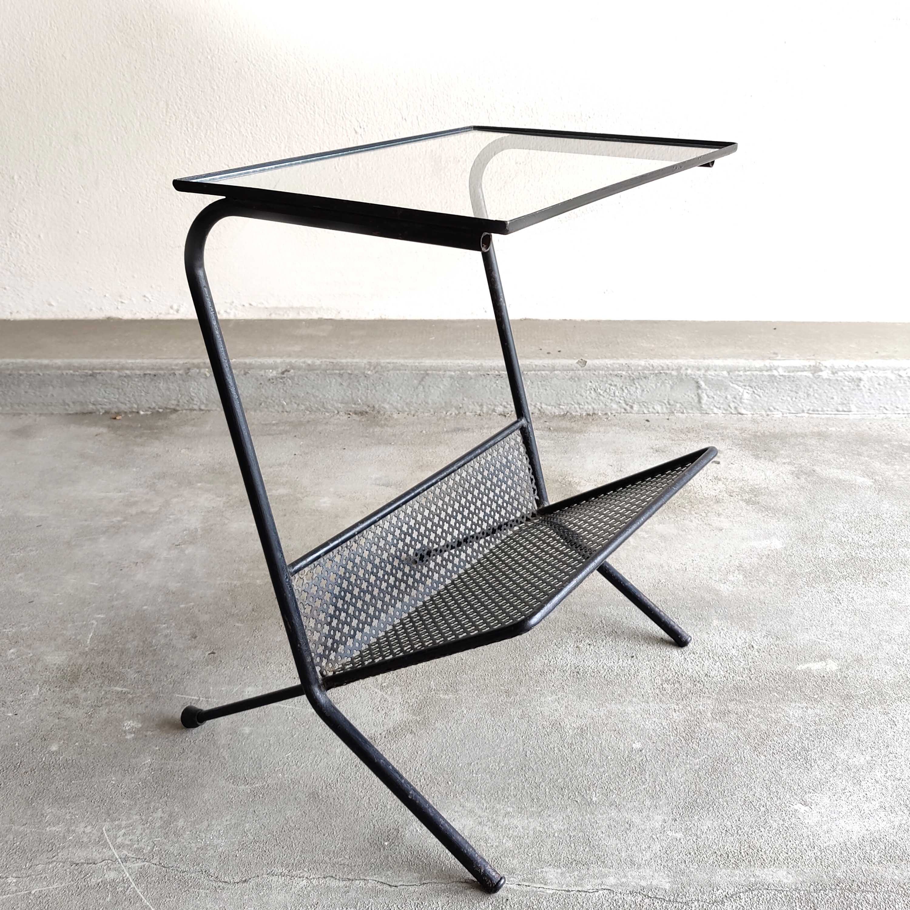 Fifth wheel table magazine holders