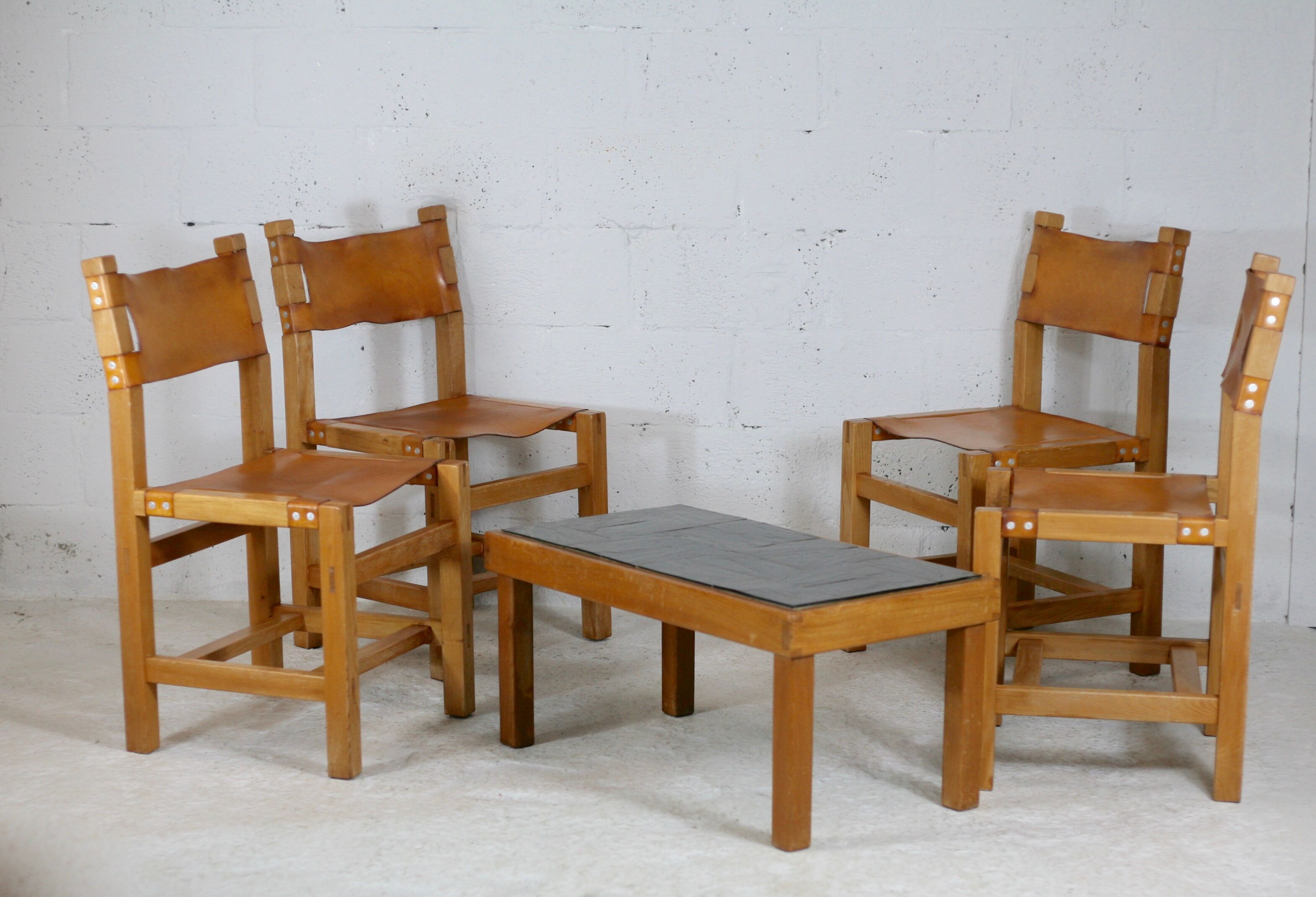 Ensemble de 4 chaises et table basse Maison Regain, France, circa 1970