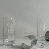 2 verres avec des poignées en métal, inox.
