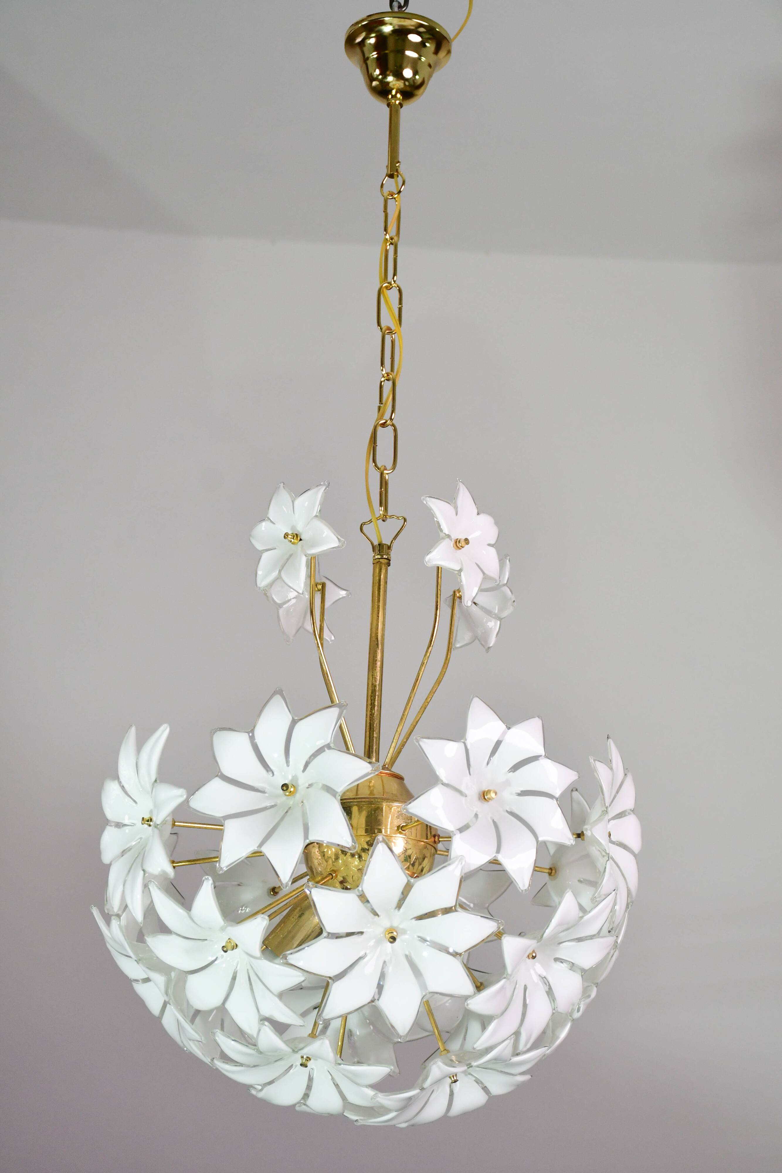 Charmant luminaire en verre de Murano Spoutnik fleurs blanches, années 1970