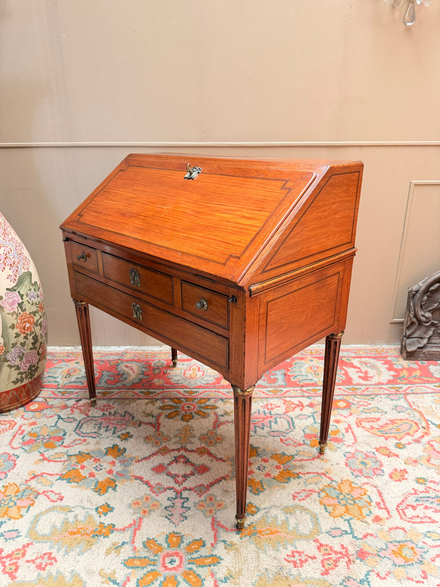 BUREAU DE PENTE DE MILIEU EN ACAJOU DE STYLE LOUIS XVI XIX EME SIÈCLE 