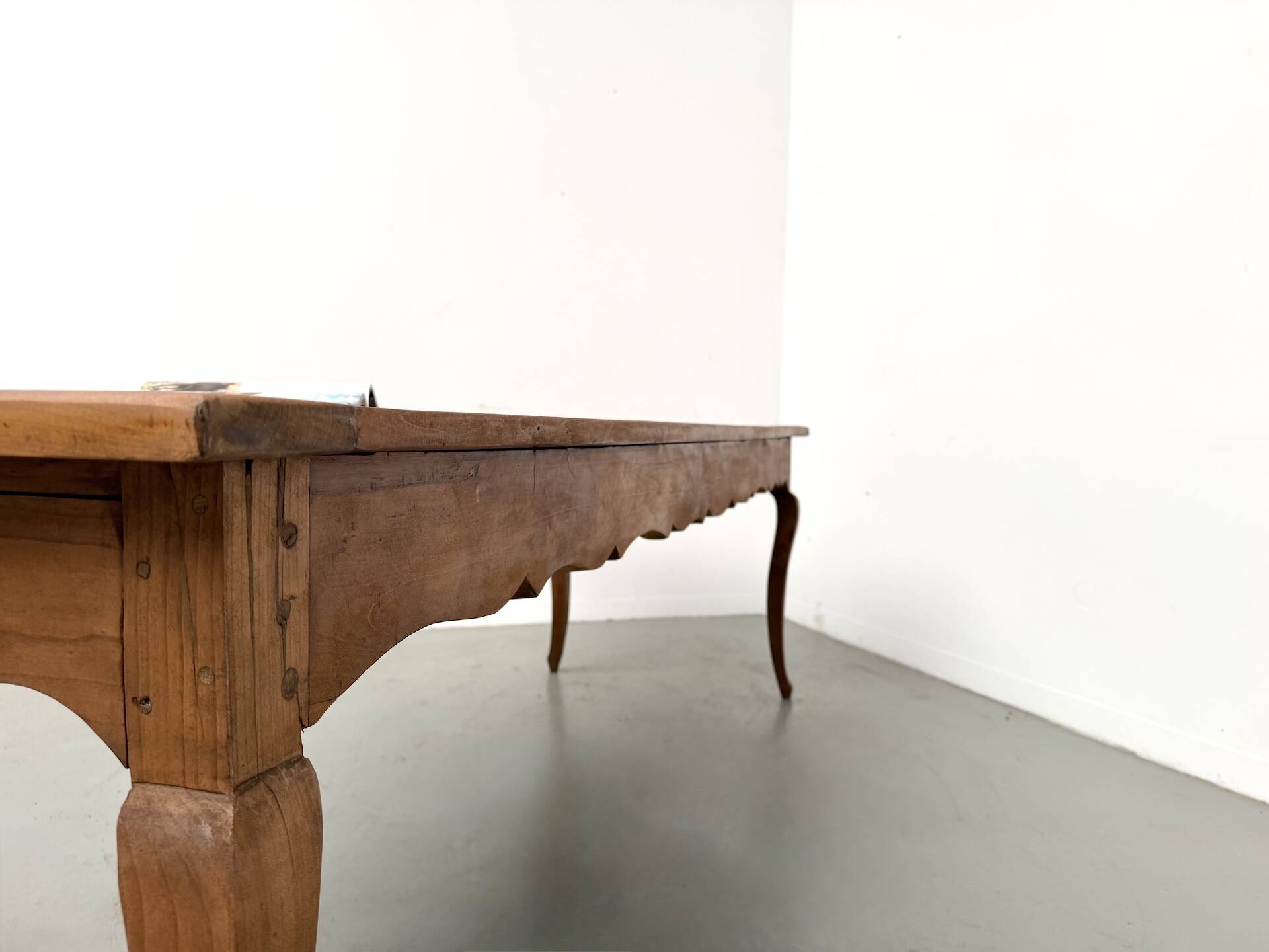 Grande table de ferme en merisier massif des années 1900