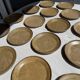 Lot de 20 assiettes en grès brun épais évasées D22,5