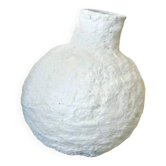 Sculptural vase with a mineral Boho spirit.