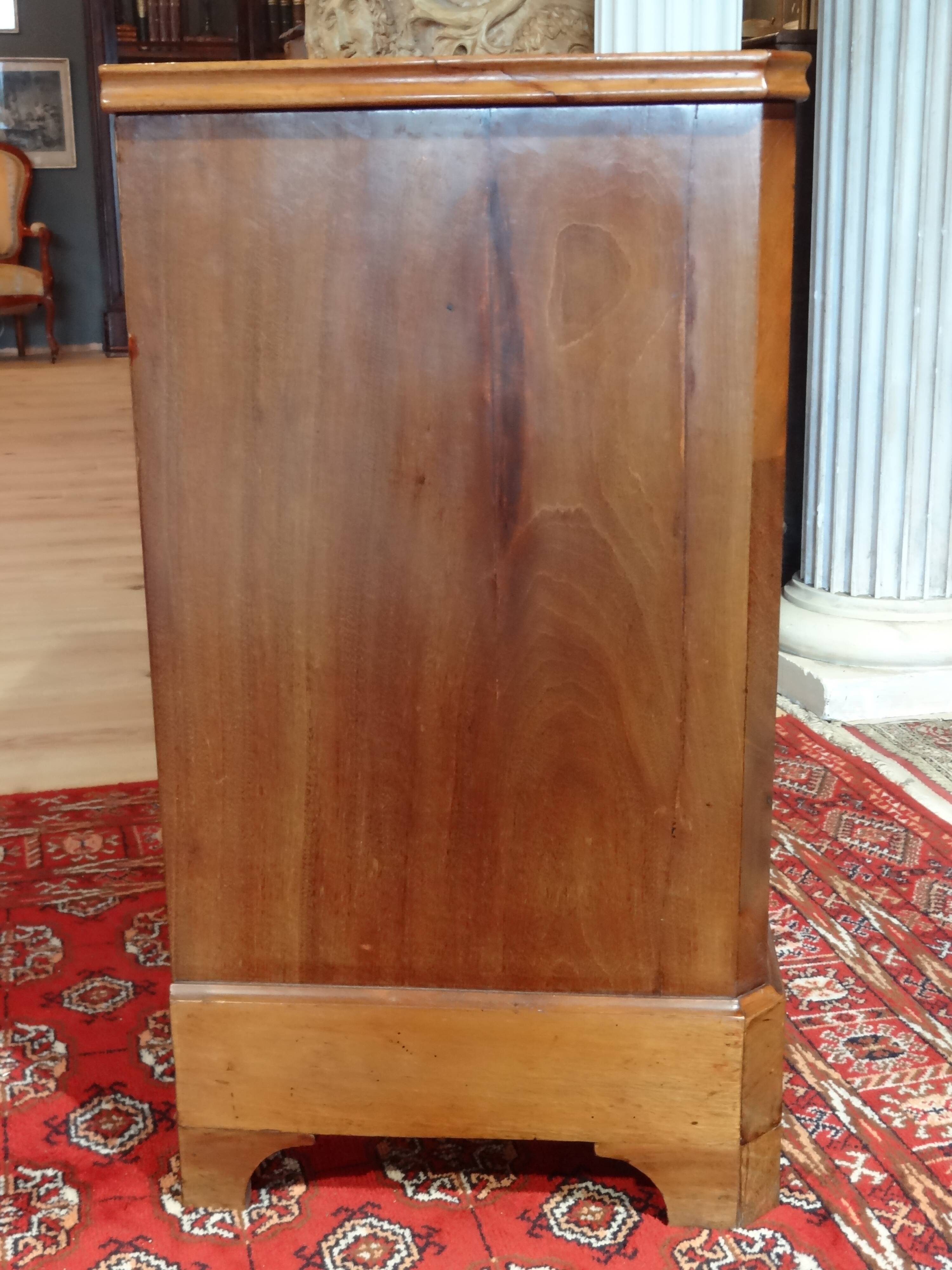 19th century chest of drawers in mahogany veneer, three drawers, 81x80x43 cm