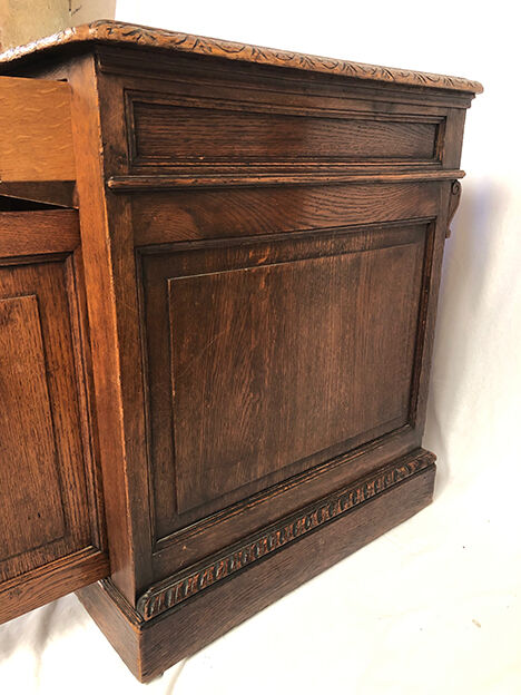 Bureau ministre en chêne richement sculpté, circa 1880
